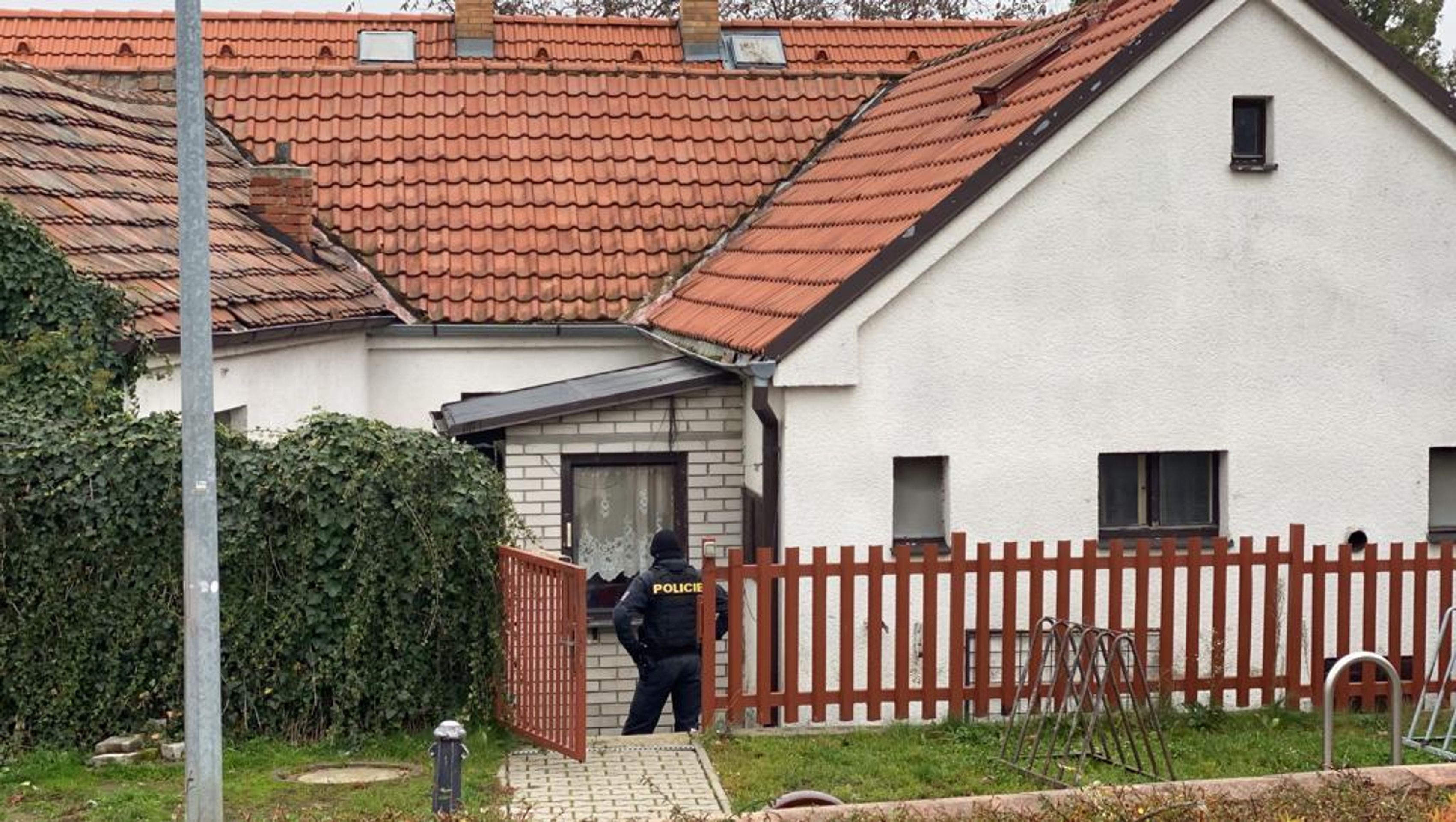 U hasičské zbrojnice leželo tělo nahého muže - 1 - GALERIE: U hasičské zbrojnice leželo tělo nahého muže (7/7)