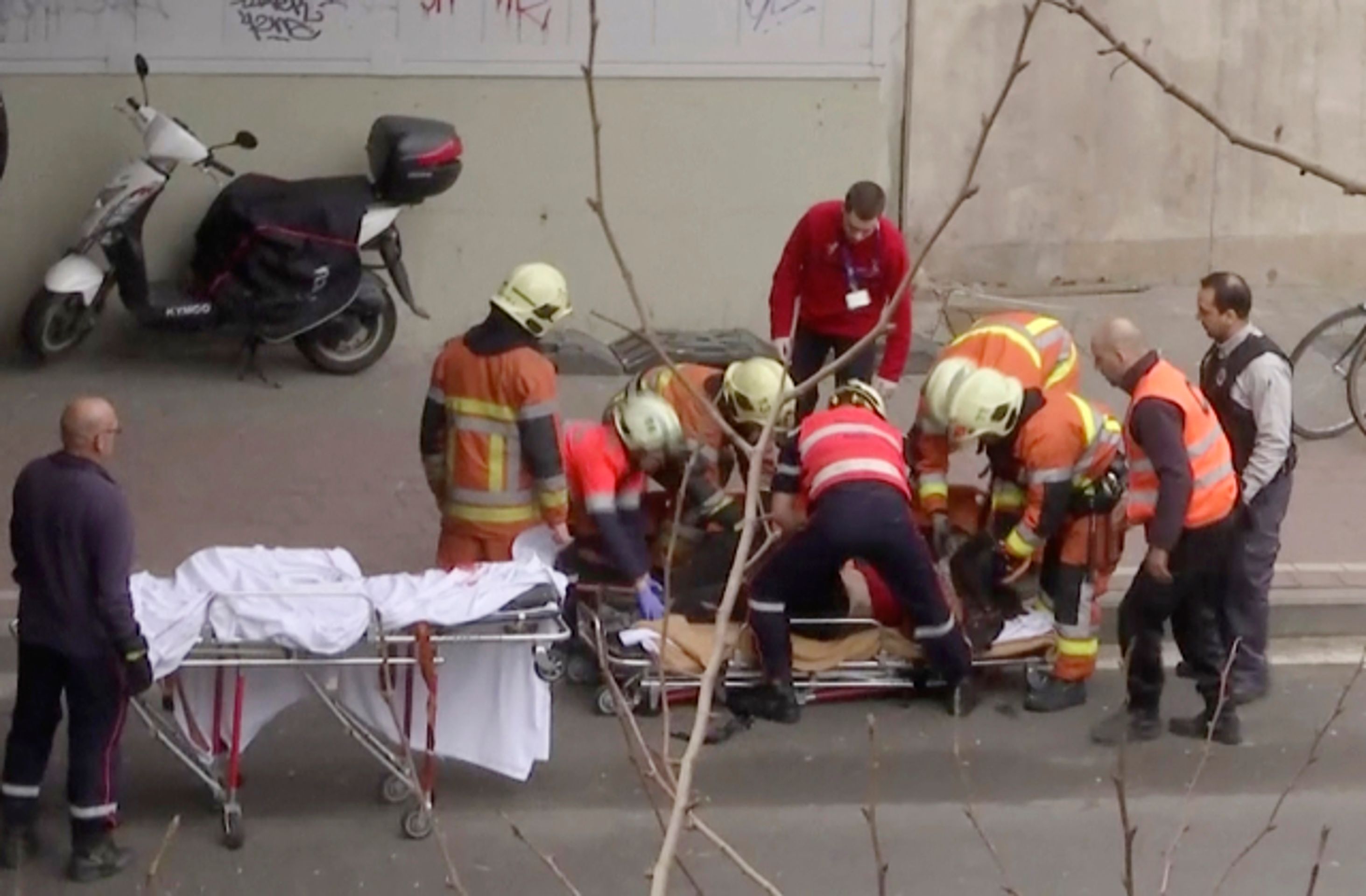 Exploze v Bruselu - ošetřování zraněných - 1 - GALERIE: Exploze na letišti a v metru v Bruselu (23/23)