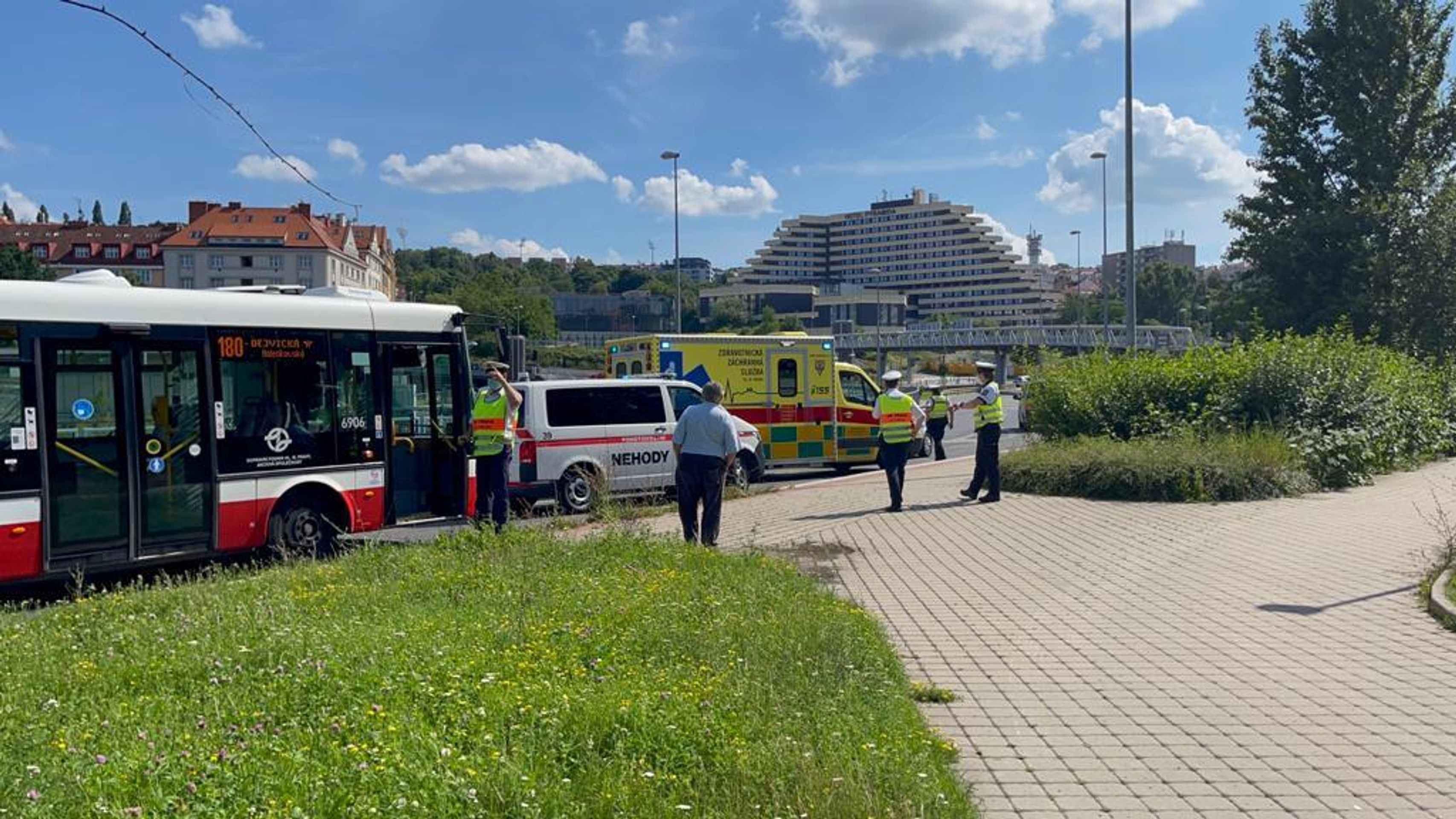Seniorka pod autobusem skončila vážně zraněná - 1 - GALERIE: Autobus v Praze vážně zranil seniorku (11/11)