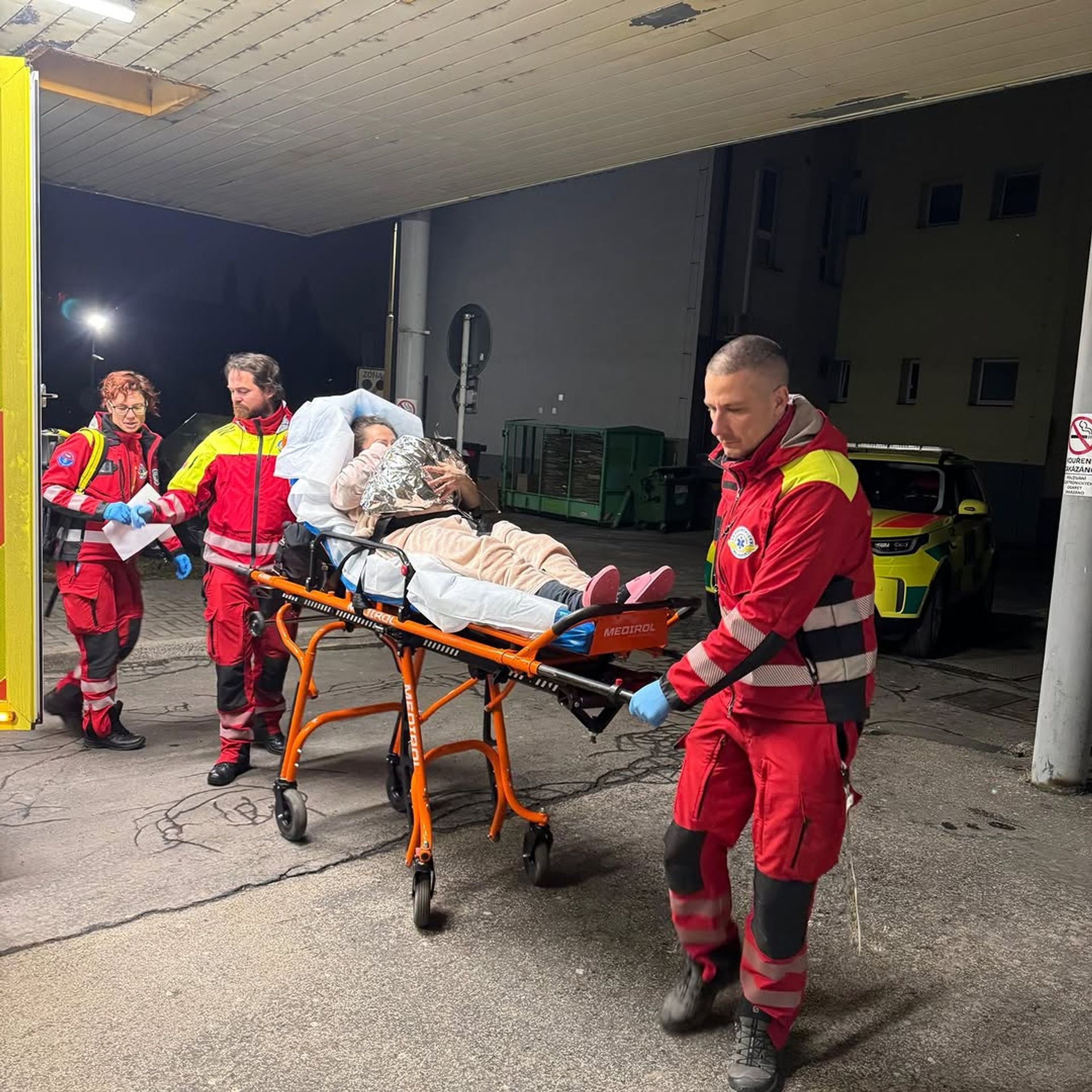 Záchranáři pomohli na svět dvěma holčičkám - Záchranáři pomohli na svět dvěma holčičkám (2/5)