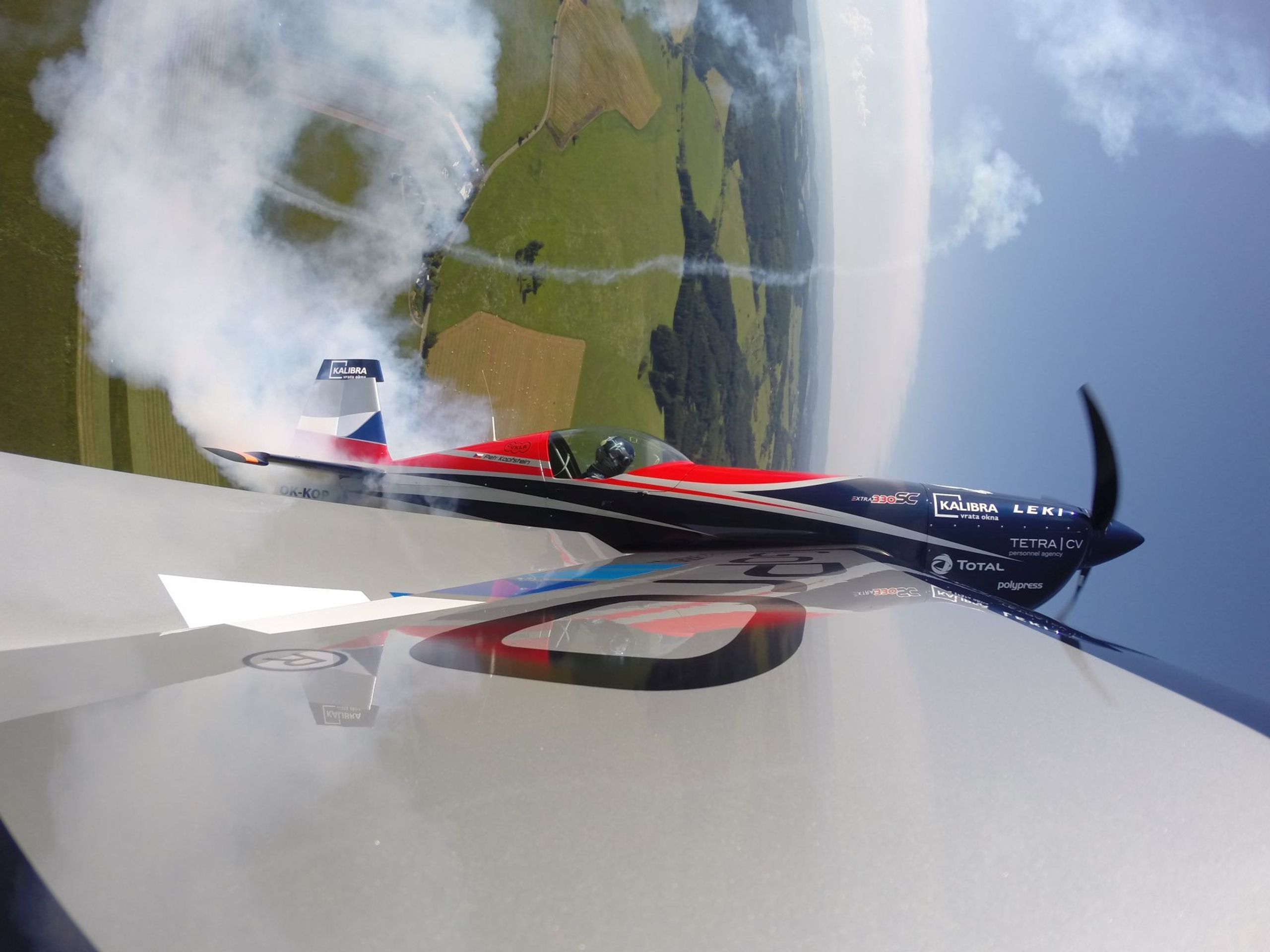 Most - 13 - GALERIE: Letecká akrobacie jako součást závodů veteránů v Mostě (2/7)