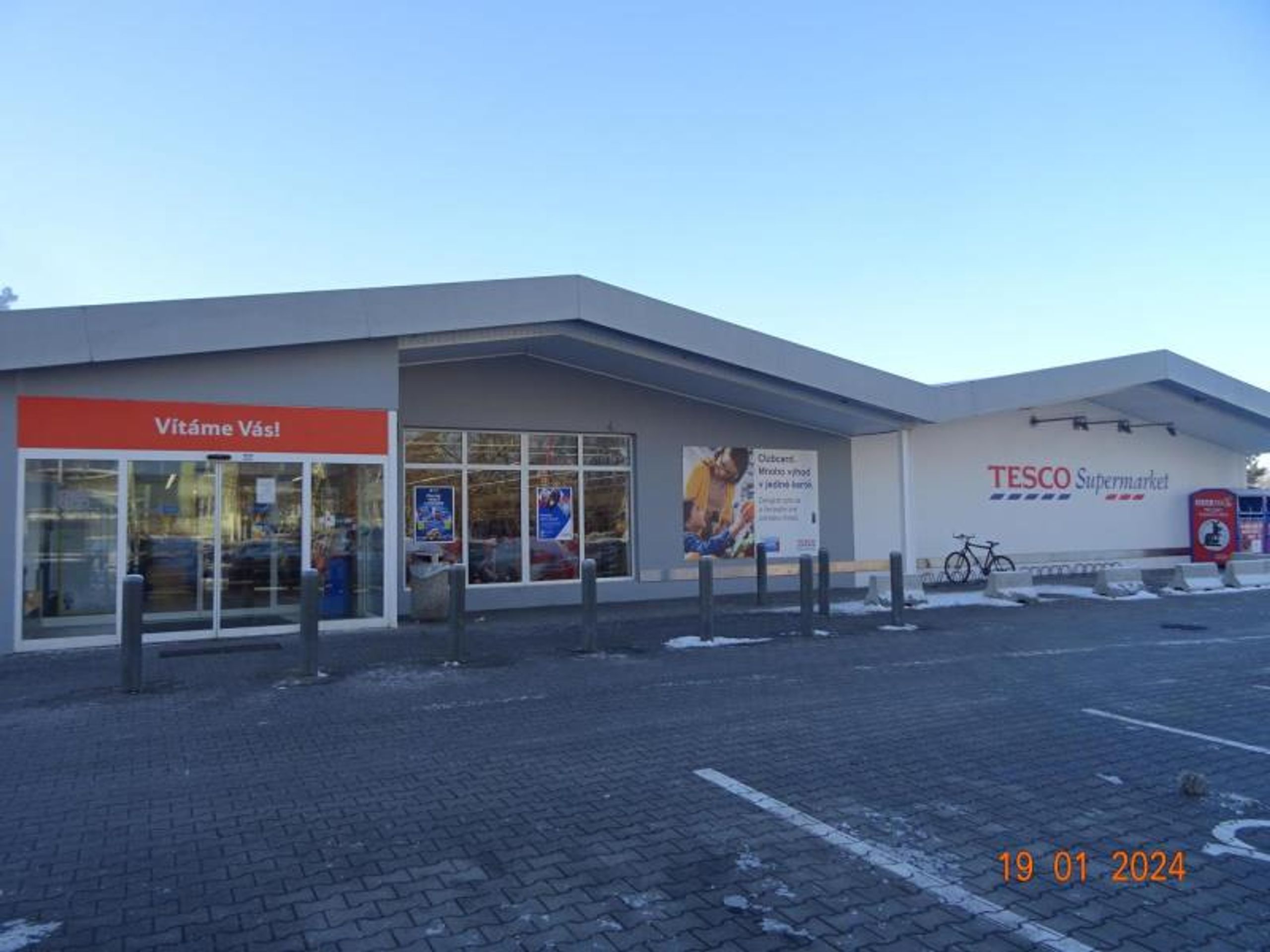 Inspekce uzavřela Tesco v Neratovicích - Inspekce uzavřela Tesco v Neratovicích (4/4)