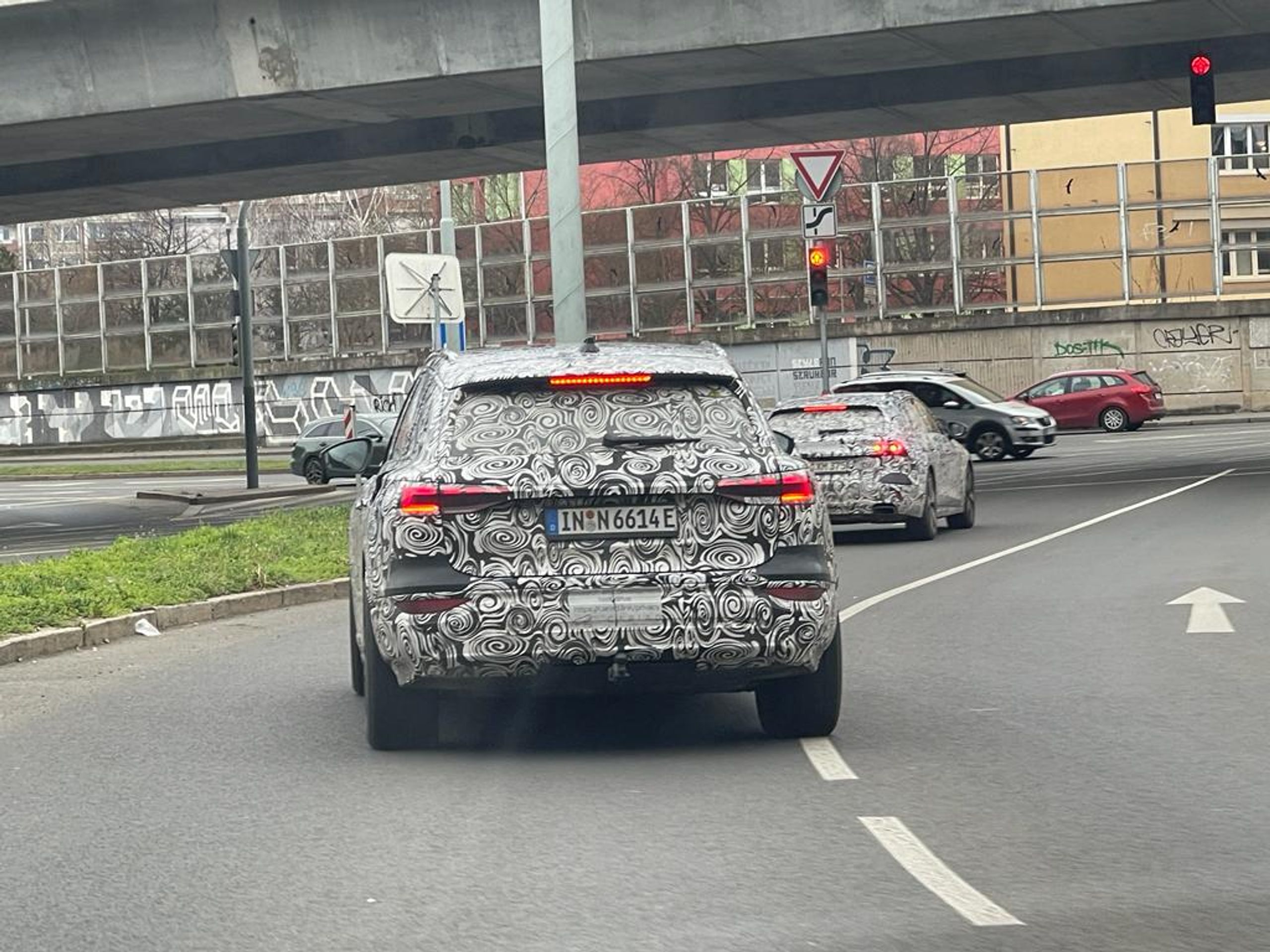 Maskované prototypy Audi A4 Avant a Q6 e-tron v ulicích Prahy - Testování maskovaných novinek od Audi v ulicích Prahy (5/15)