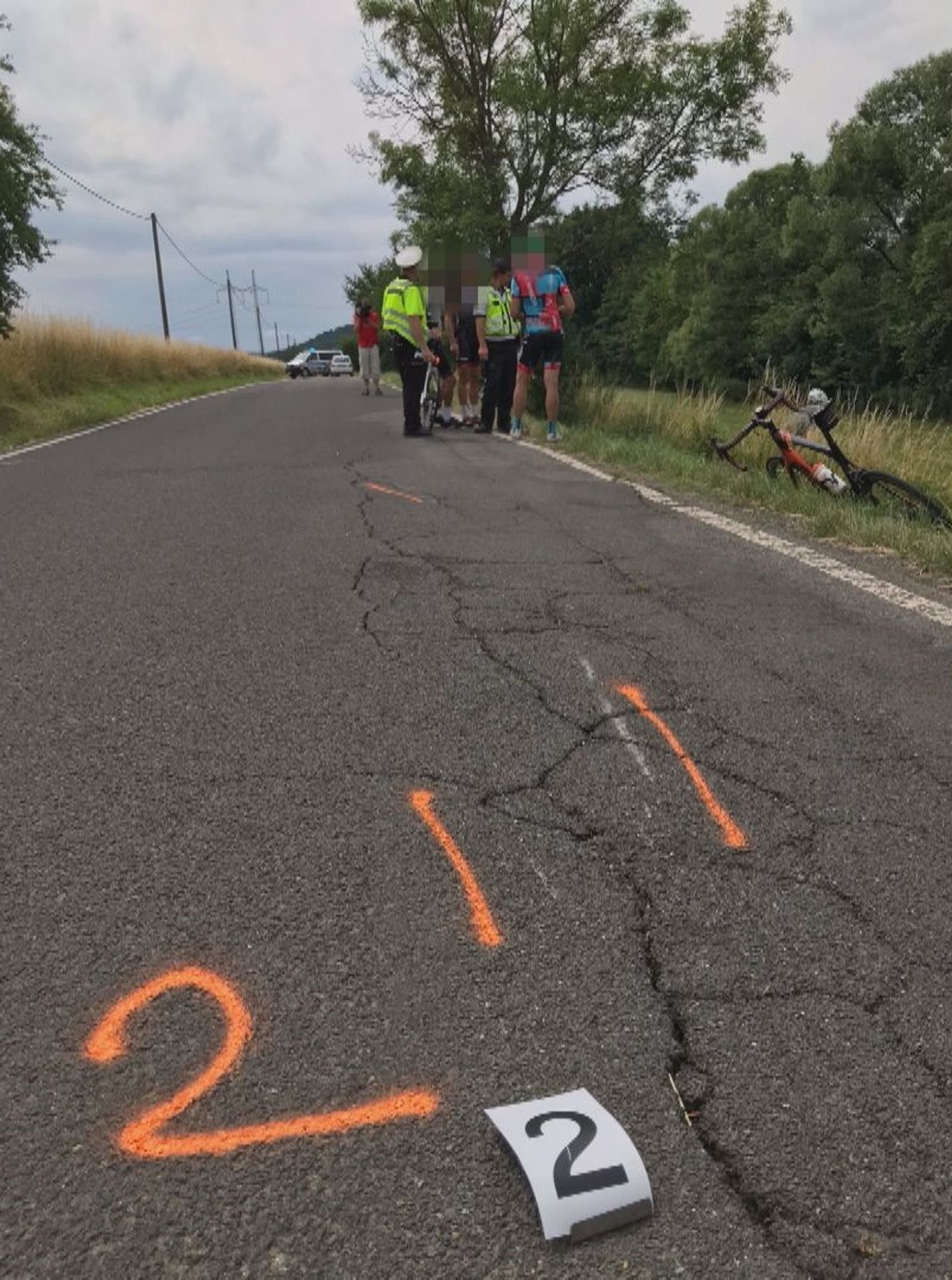 Nehoda auta a cyklistů - Nehoda auta a cyklistů (3/4)