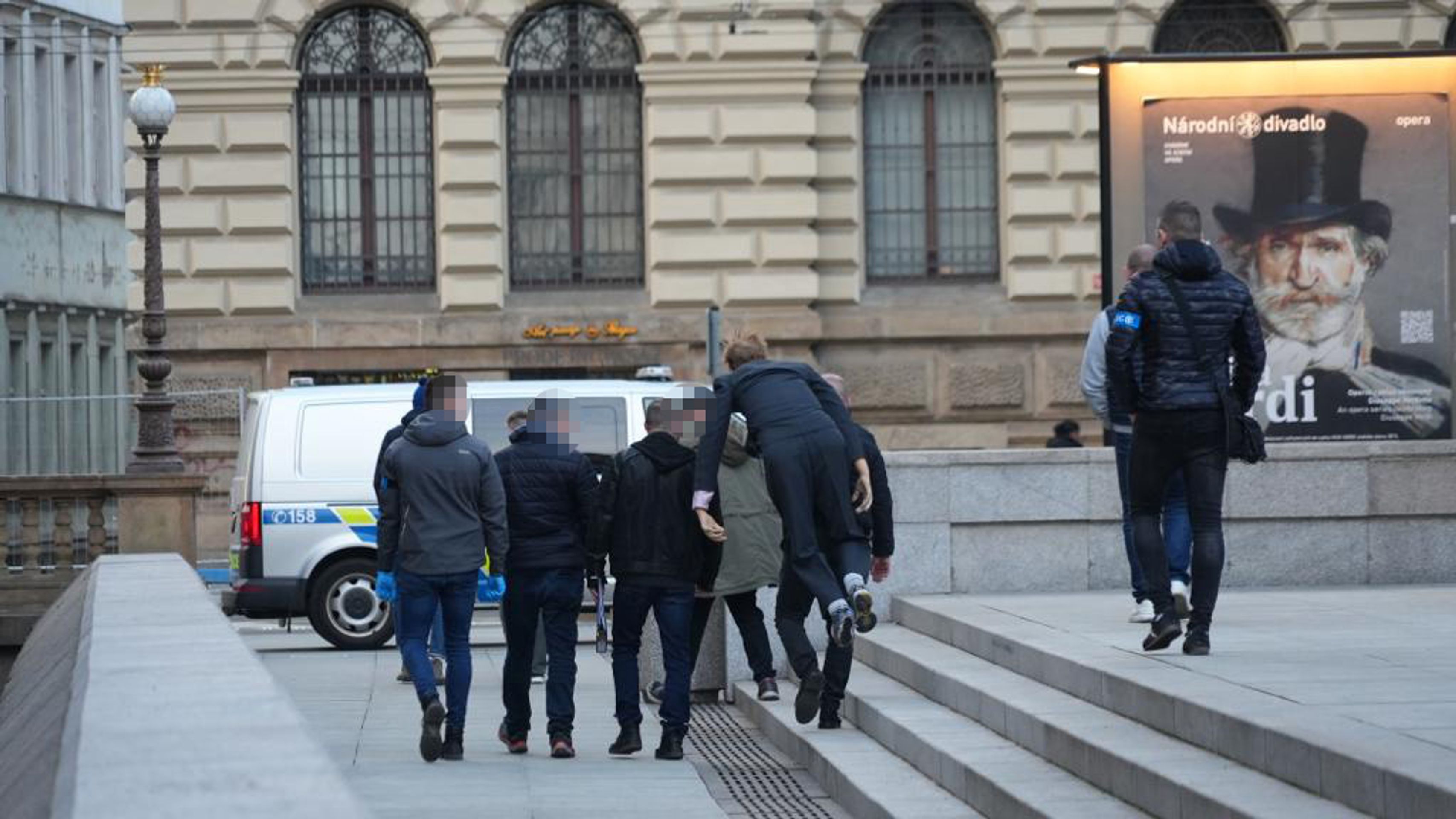 Policejní pokus s figurínou pádu muže - Policejní vyšetřování a zadržení podezřelého (2/9)