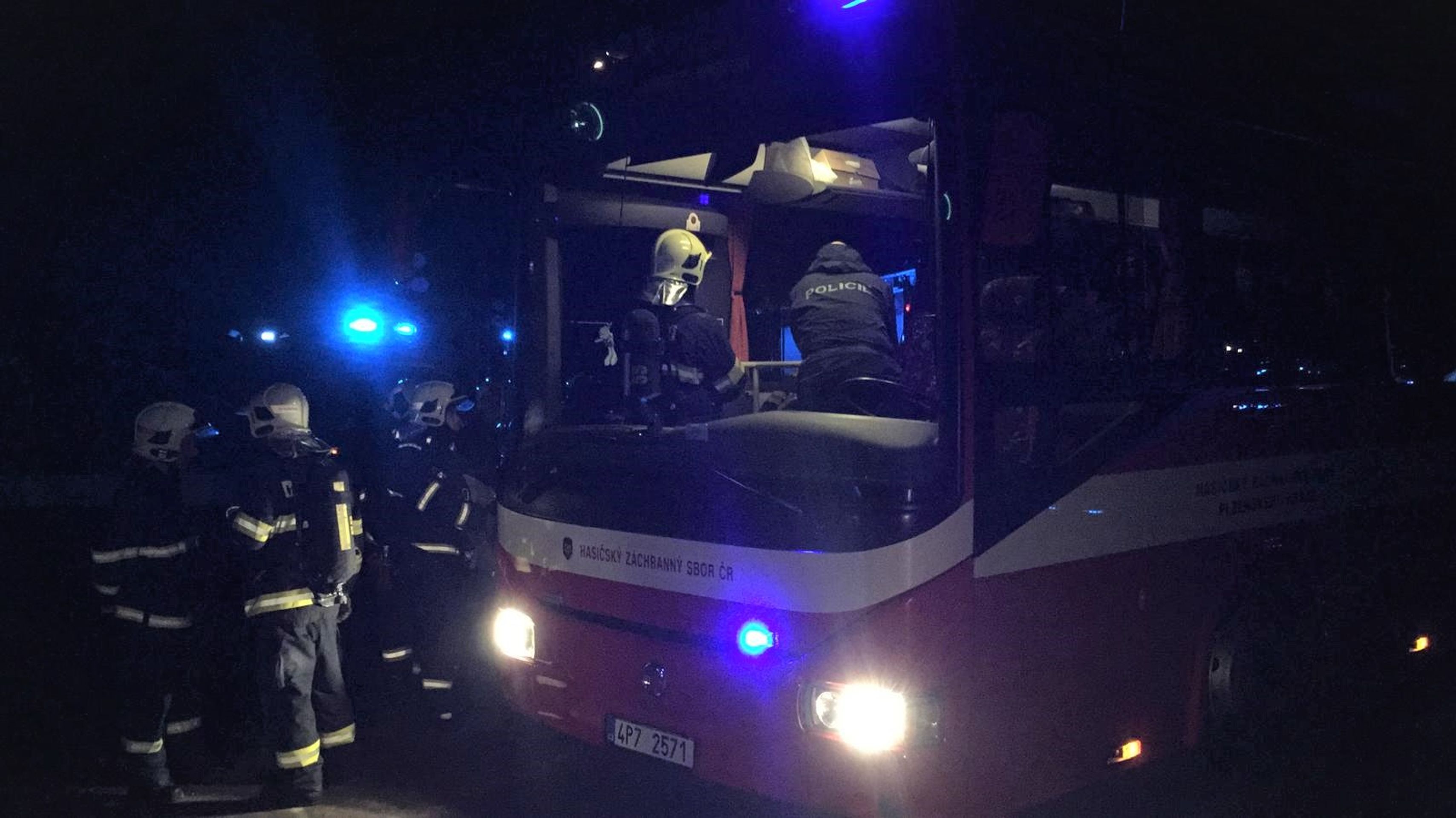 Pro cestující přijel evakuační autobus - GALERIE: Požár vlaku v Ejpovickém tunelu (4/5)