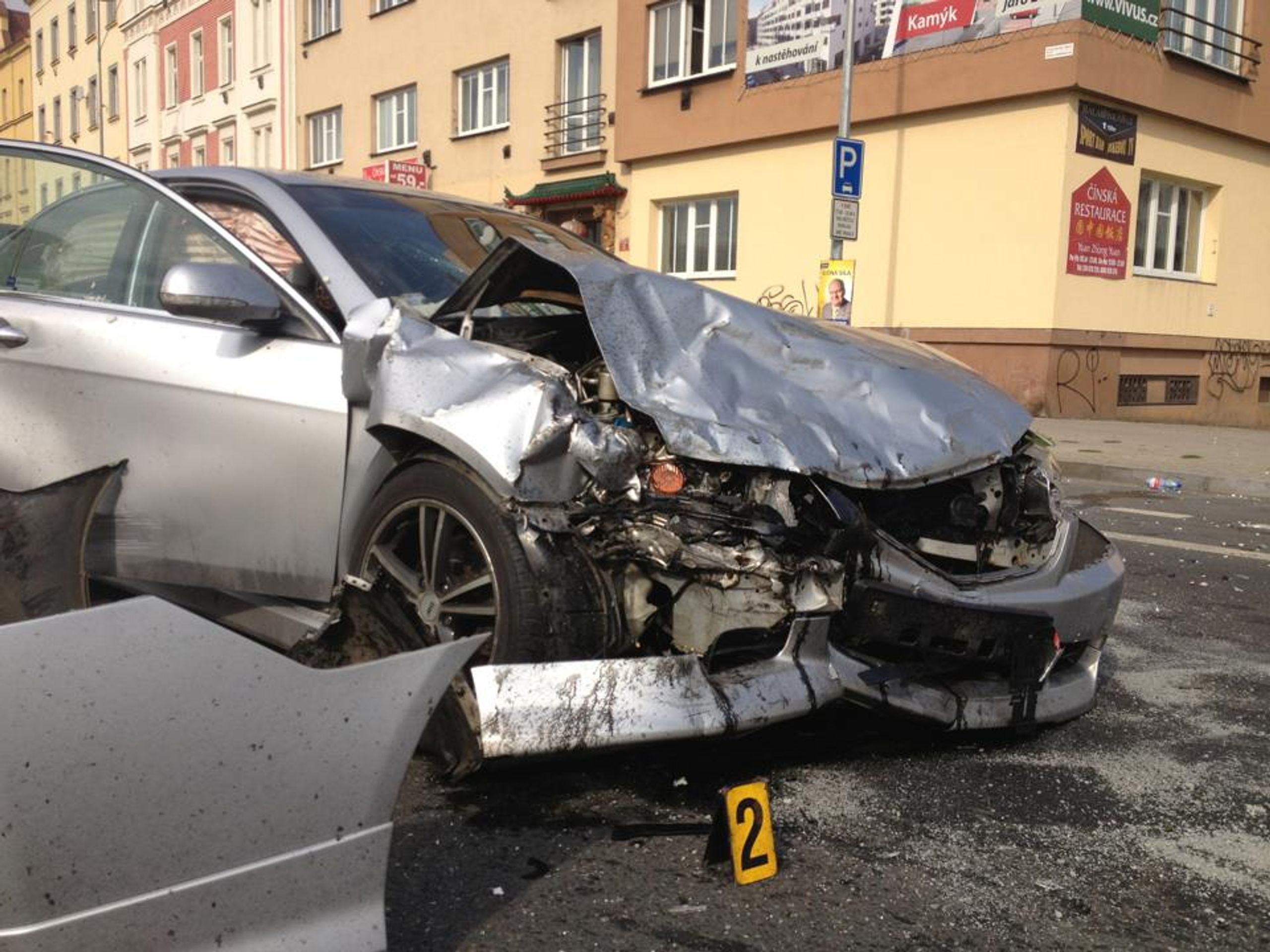 Nehoda na Českomoravské - FOTO HRŮZY: Takhle dopadla šílená jízda řidiče v Praze (2/3)