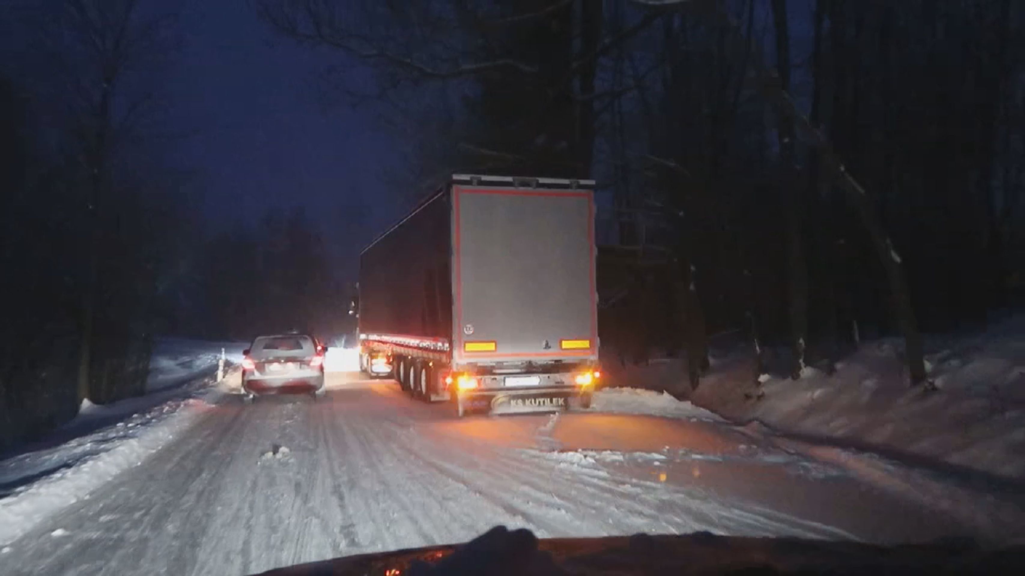 Sníh komplikuje dopravu, kamiony uvízly v kopci - Komplikace na silnicích kvůli sněhu (18/21)