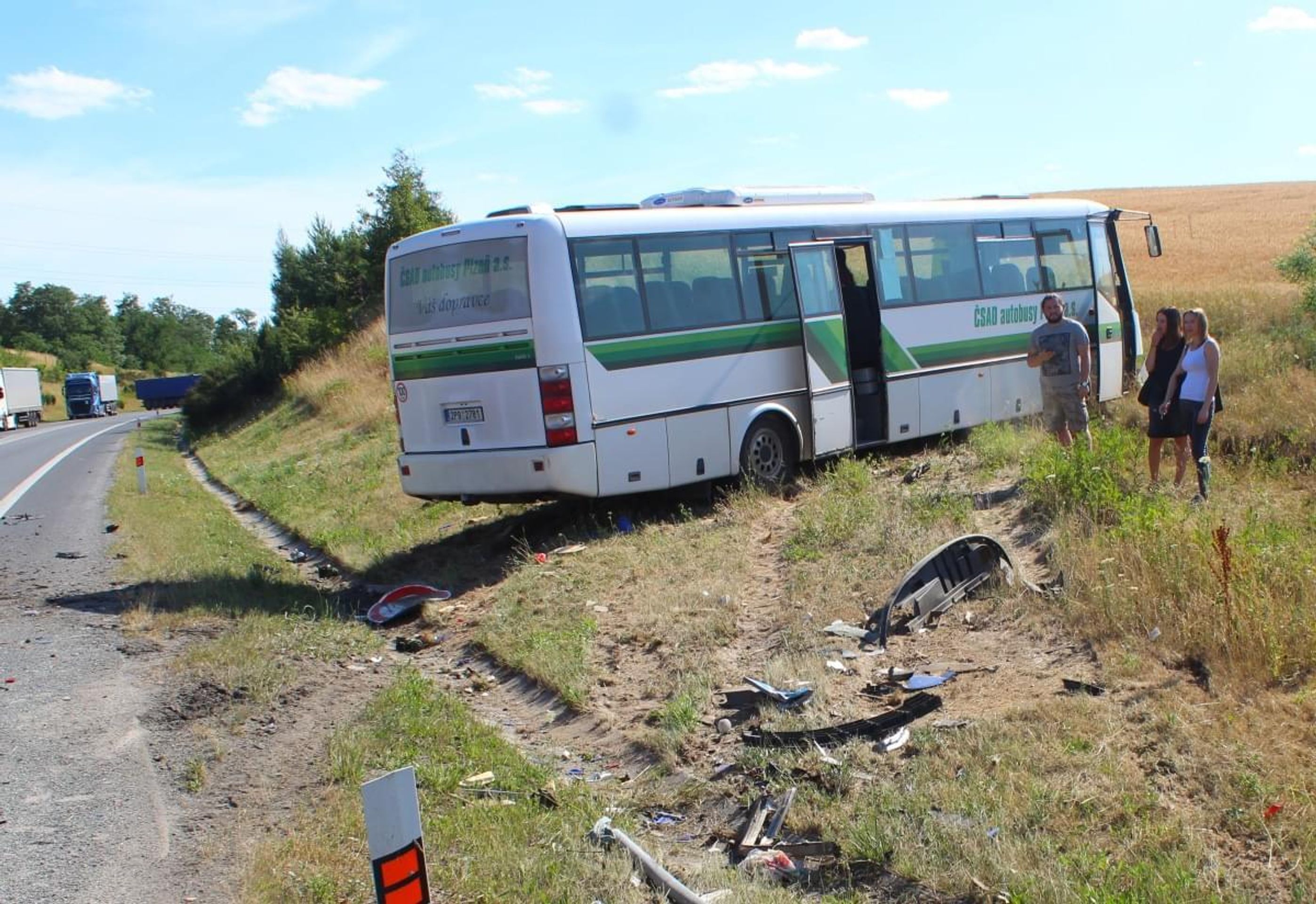Srážka autobusu s autem na Plzeňsku - 9 - GALERIE: Nehoda autobusu s autem na Plzeňsku (12/12)