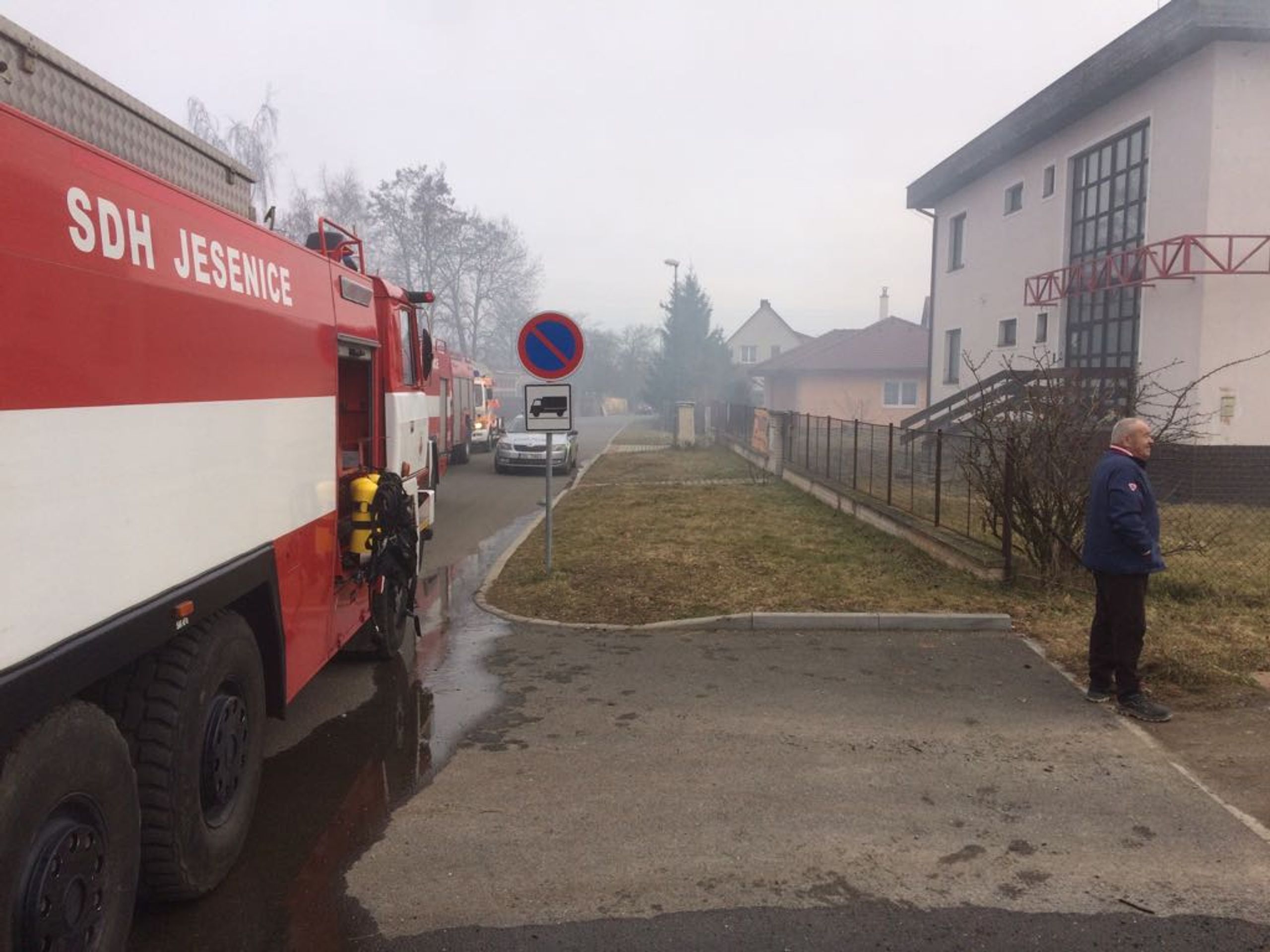 Přístavek rodinného domu v plamenech - GALERIE: Požár v Jesenici na Rakovnicku (1/3)