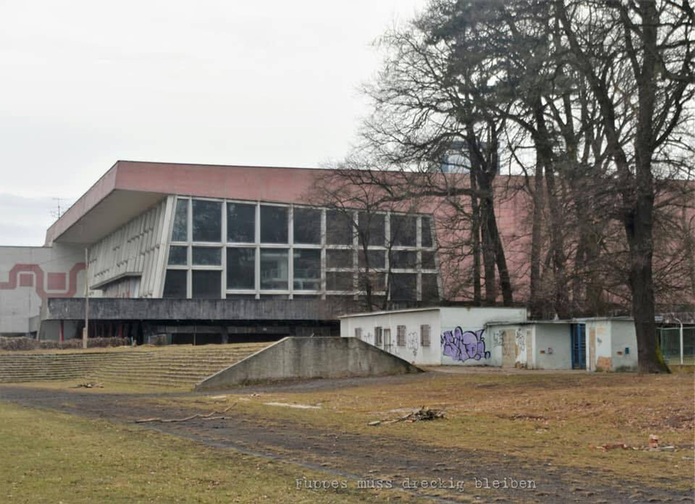 Opuštěný stadion v Chomutově - 5 - GALERIE: Opuštěný fotbalový stadion v Chomutově (5/14)