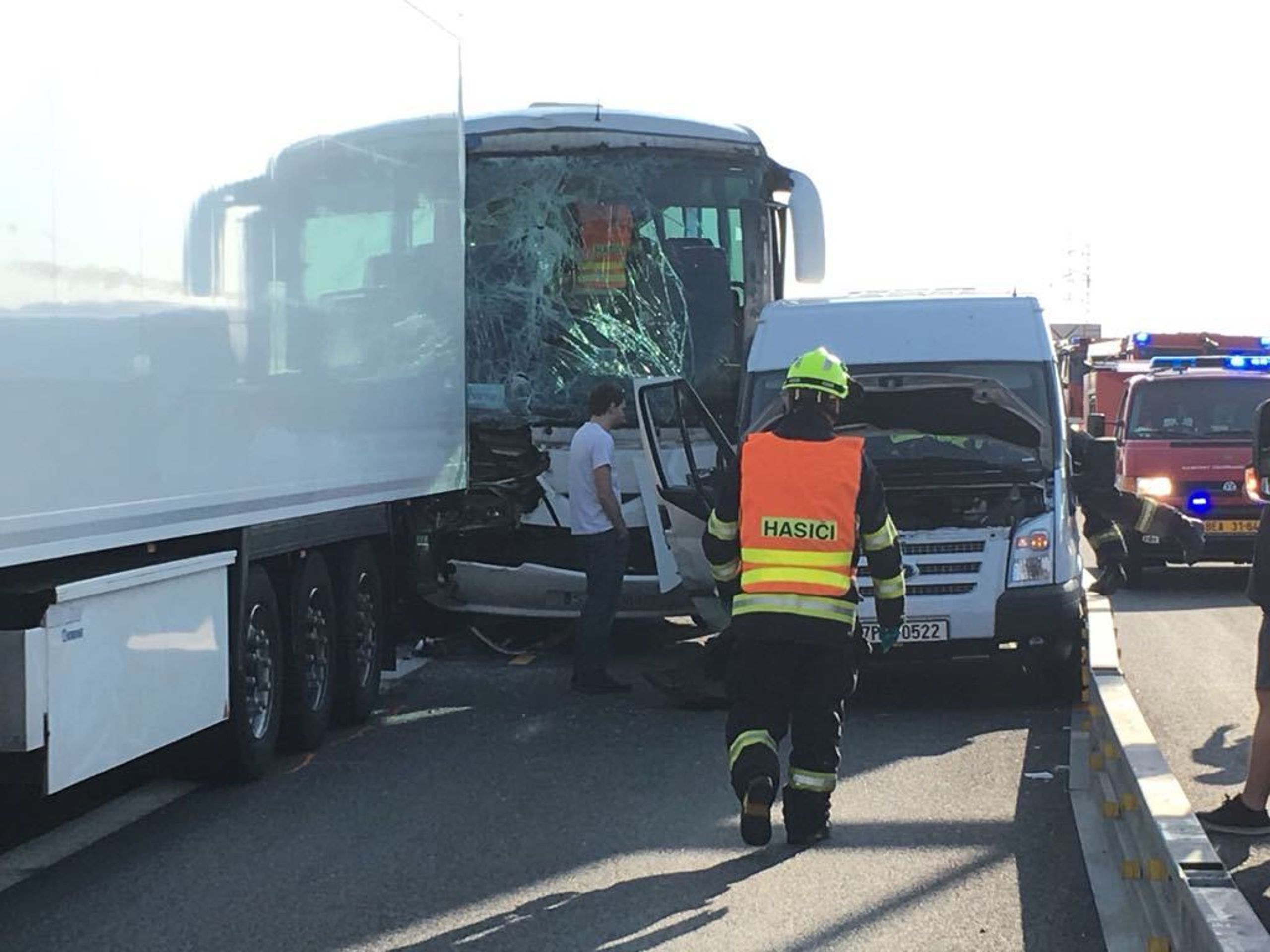 Vážná nehoda kamionu, dodávky a autobusu na dálnici D5 u Prahy - 5 - GALERIE: Vážná nehoda kamionu, dodávky a autobusu na dálnici D5 u Prahy (1/5)
