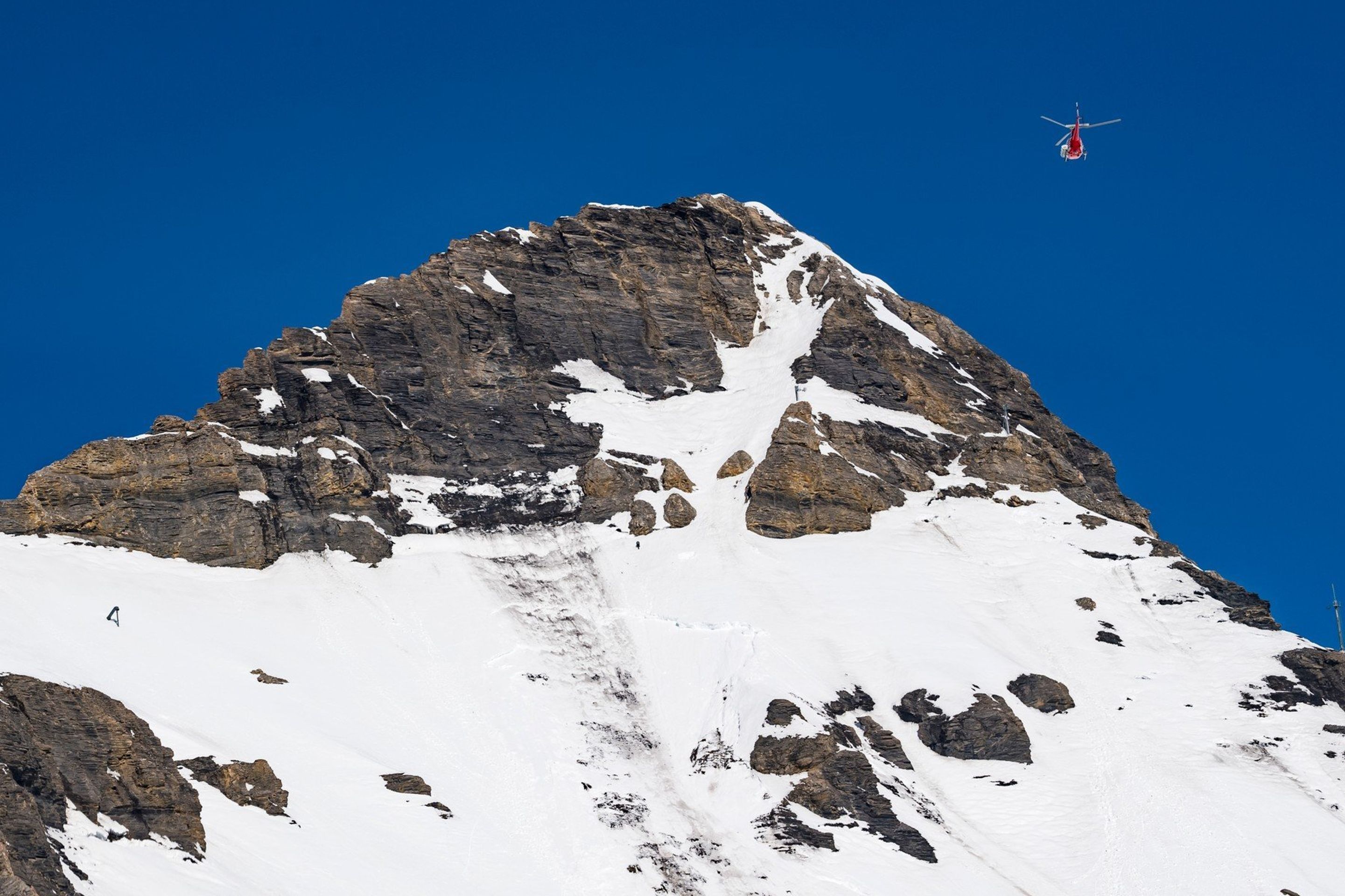 Lavina smetla lyžaře v Crans-Montana - 6 - GALERIE: Lavina smetla lyžaře na sjezdovce v Crans-Montana (3/7)