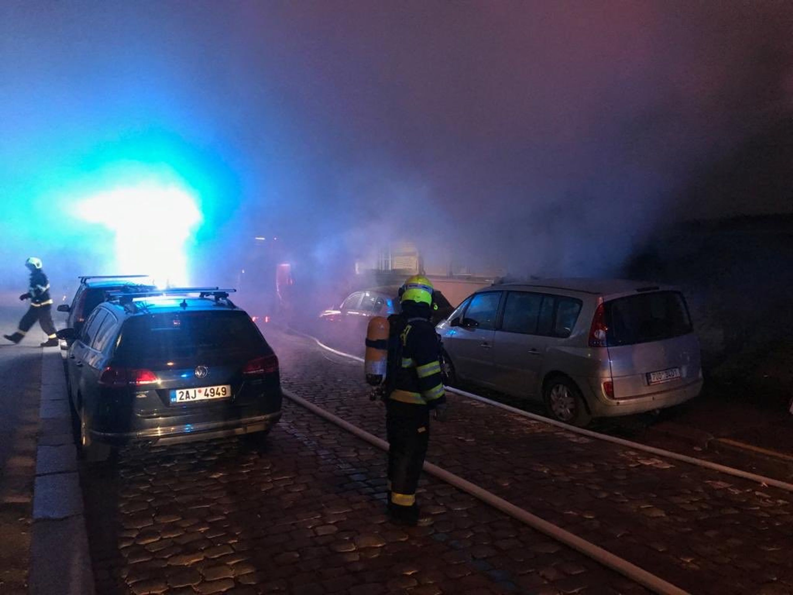 Plameny zachvátily celou dílnu i se zaparkovanými vozidly - GALERIE: Noční požáry v Praze (4/9)