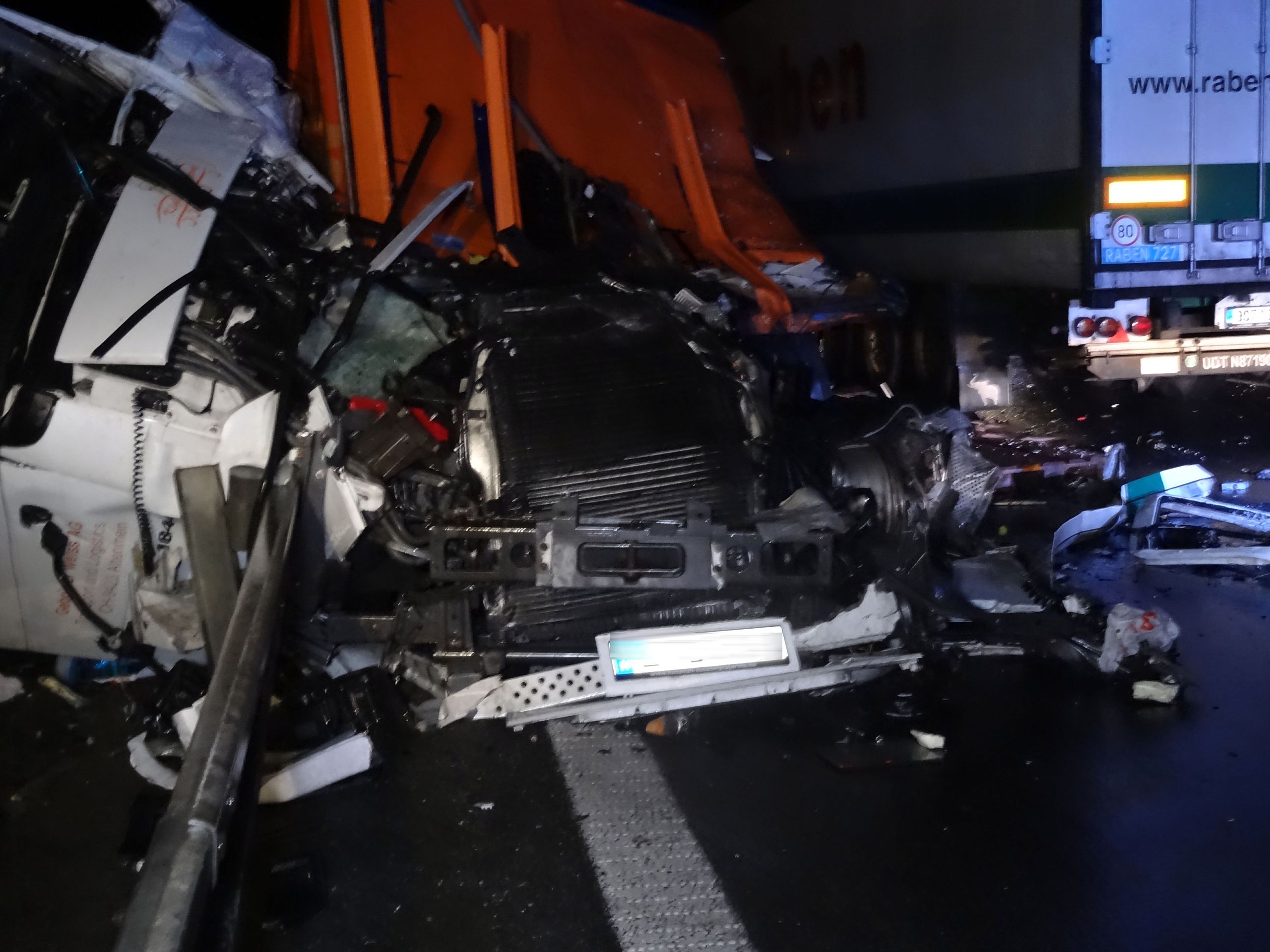 Z utržené a zdemolované kabiny vystříhali šoféra hasiči - GALERIE: Nehoda na D1 (5/7)