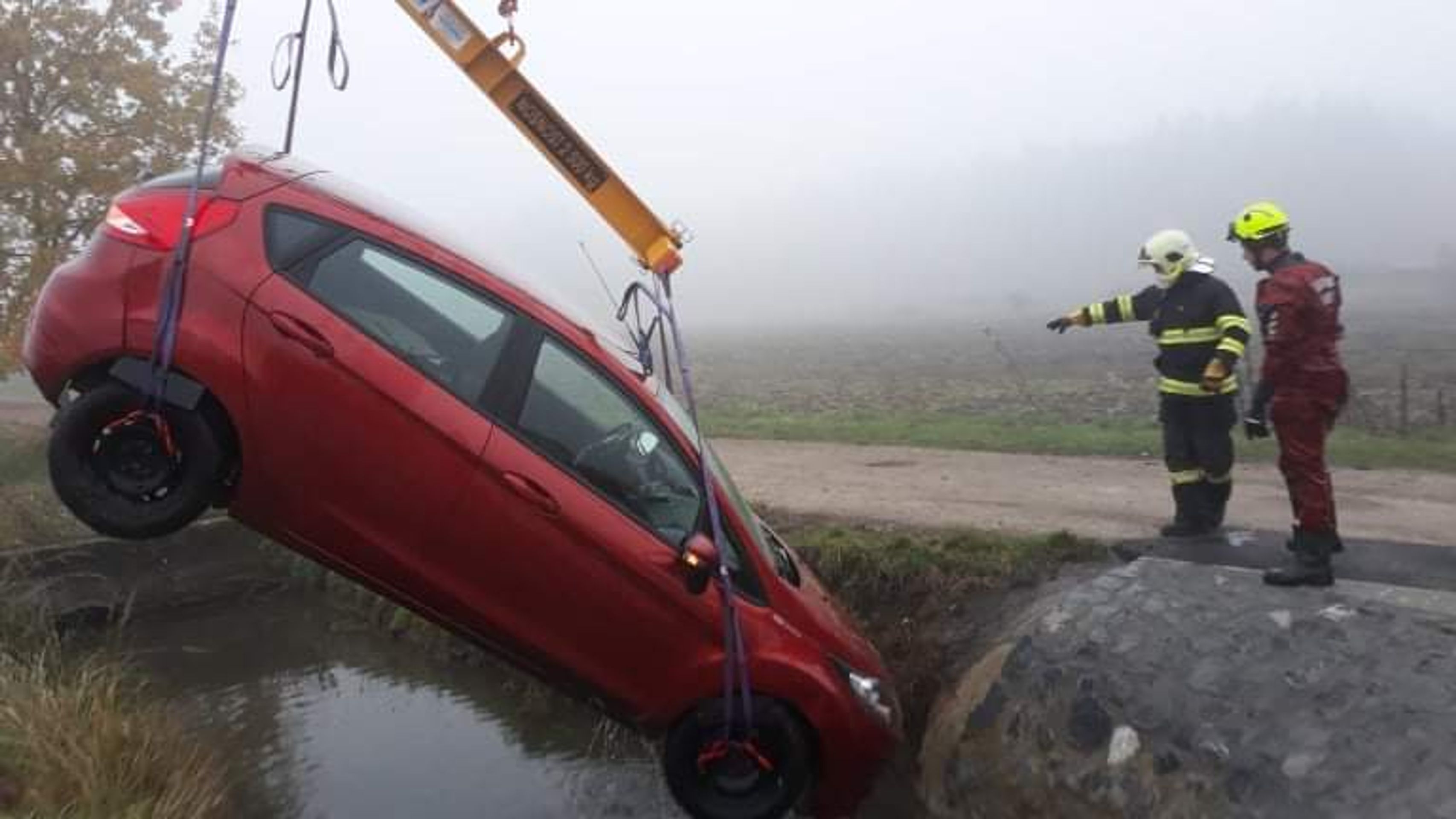 Nacouvala do potoka, vytáhnout auto musela těžká technika - GALERIE: Nacouvala do potoka, vytáhnout auto musela těžká technika (4/4)