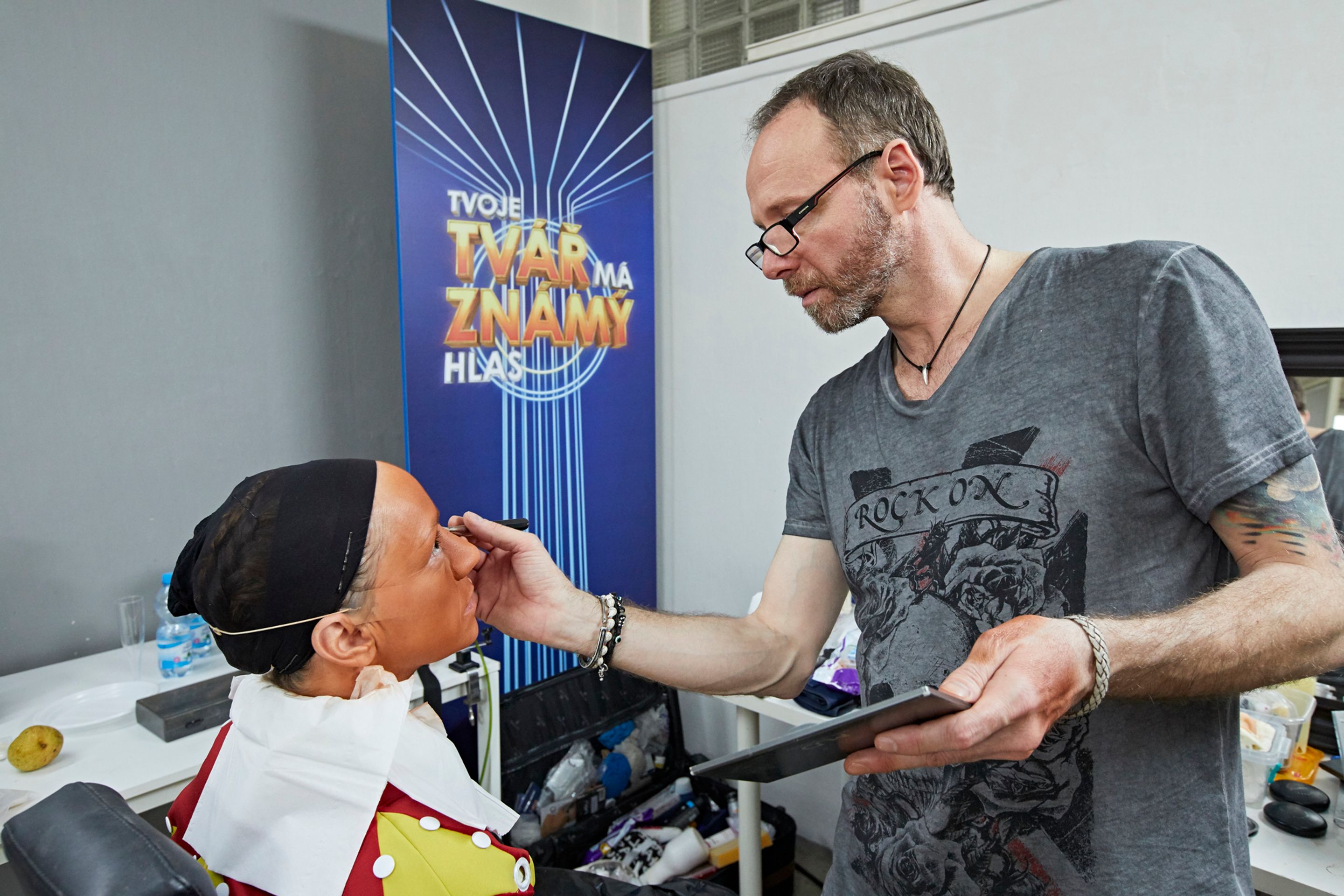 Tvoje tvář má známý hlas - v maskérně - 14 - GALERIE: Tvoje tvář má známý hlas - v maskérně (14/20)