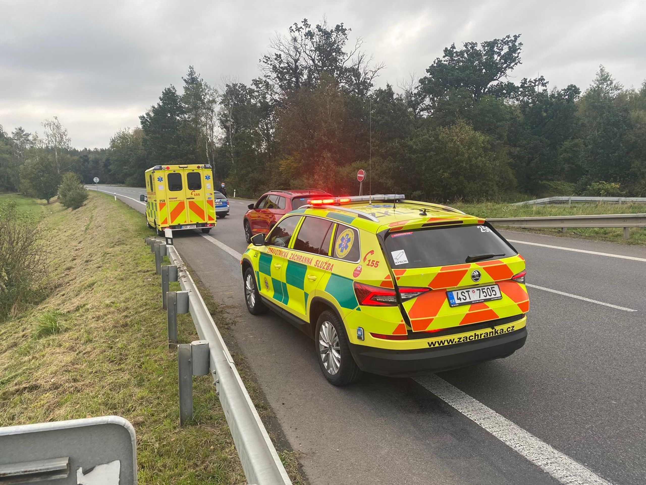 Auto po nehodě skončilo v potoce - 1 - GALERIE: Na Mladoboleslavsku skončilo auto v potoce (4/4)