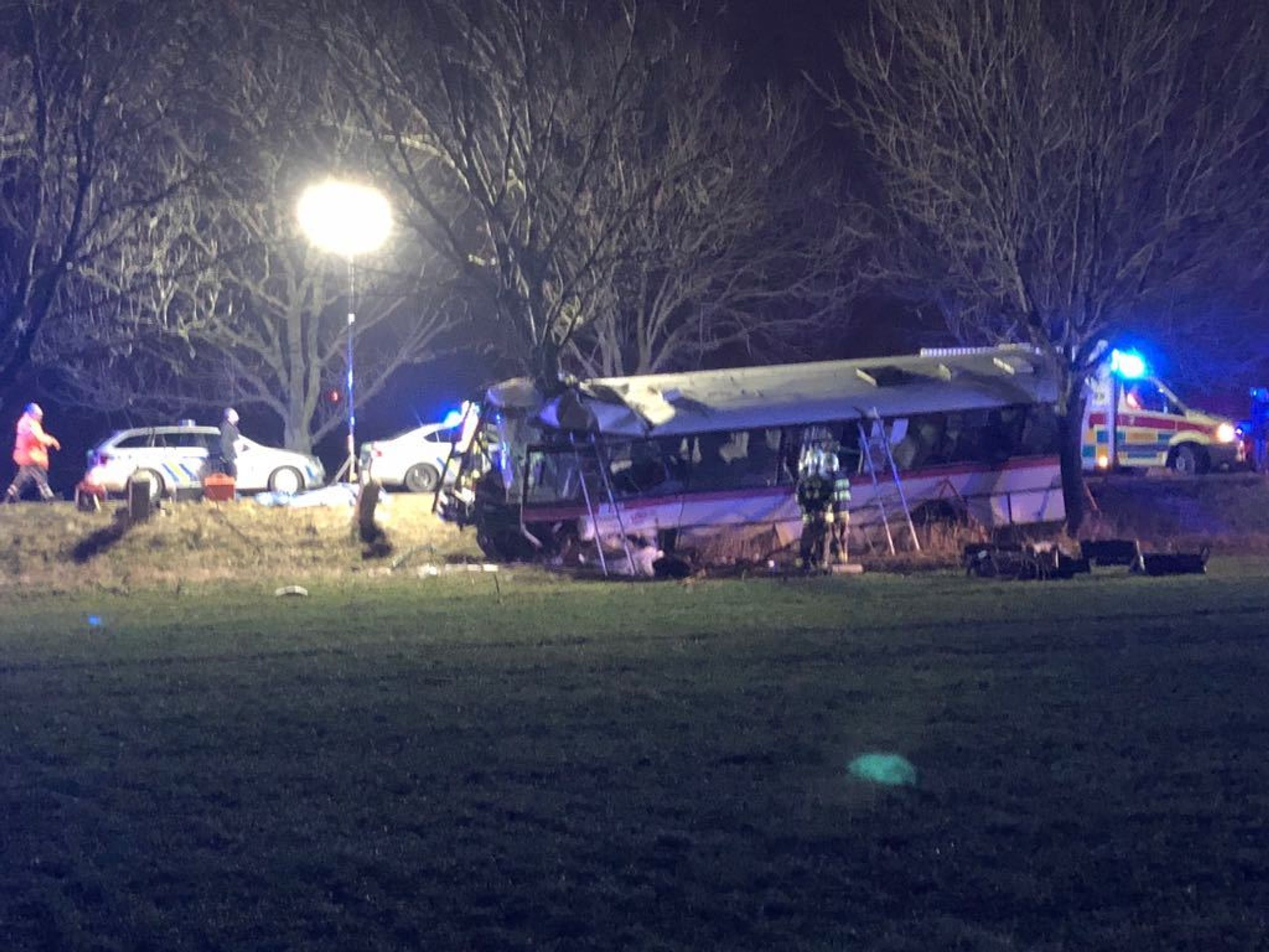 Tragická nehoda autobusu v Horoměřicích - 1 - GALERIE: Nehoda autobusu a osobního auta ve středočeských Horoměřicích (13/13)