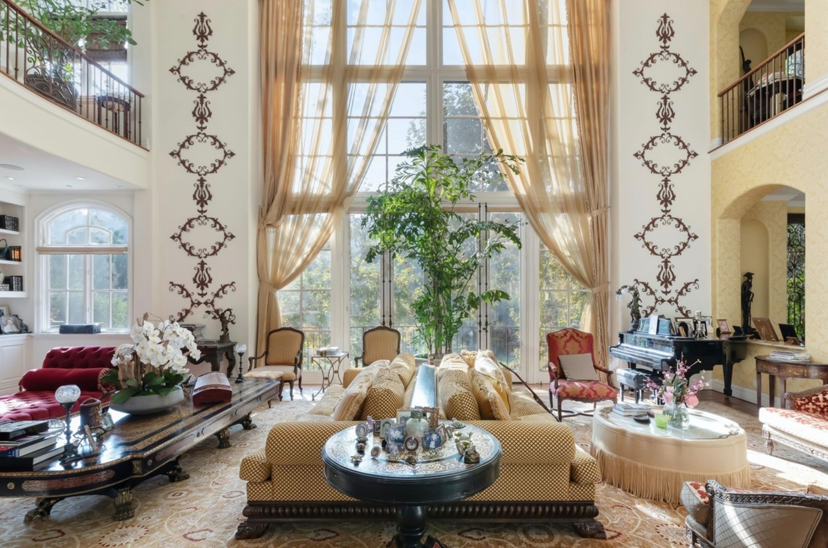 Gene Simmons prodává sídlo v Beverly Hills - 3 - GALERIE: Gene Simmons prodává sídlo v Beverly Hills (2/8)
