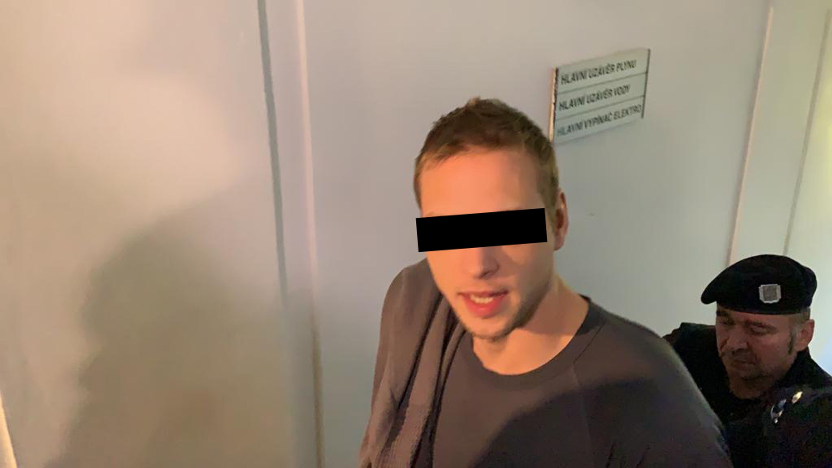 Podezřelé z vraždy pumpařky vedou k soudu - 7 - GALERIE: Obviněné z vraždy a loupeže na pumpě u Nelahozevsi vedou k soudu (7/17)