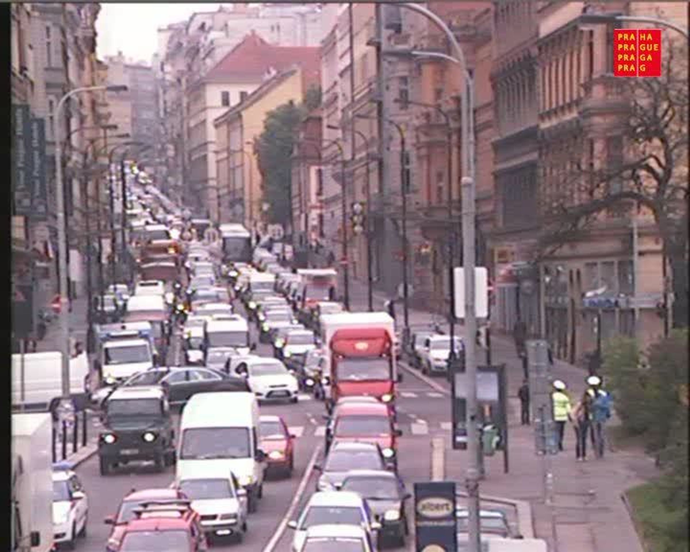 Kolaps dopravy po výbuch v centru Prahy - 5 - GALERIE: Kolony v centru Prahy po výbuchu (5/7)
