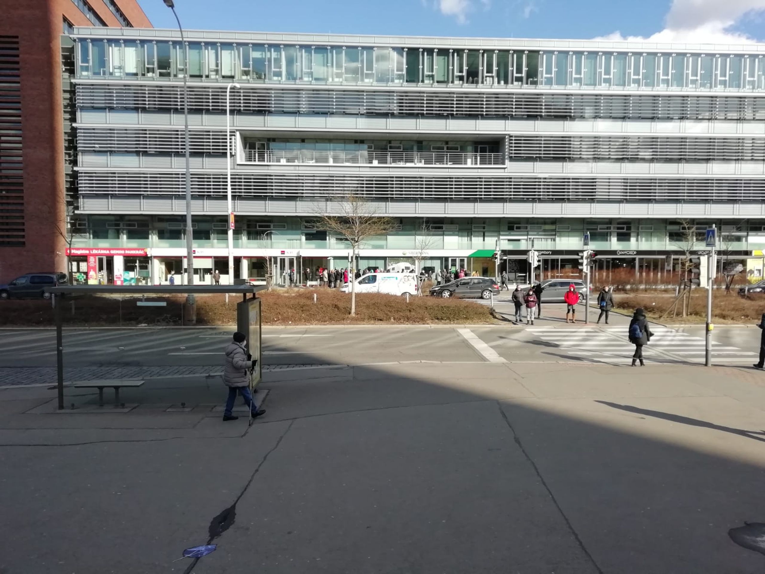 Fronty lidí před bankou Sberbank (4) - Fronty lidí před bankou Sberbank (2/5)