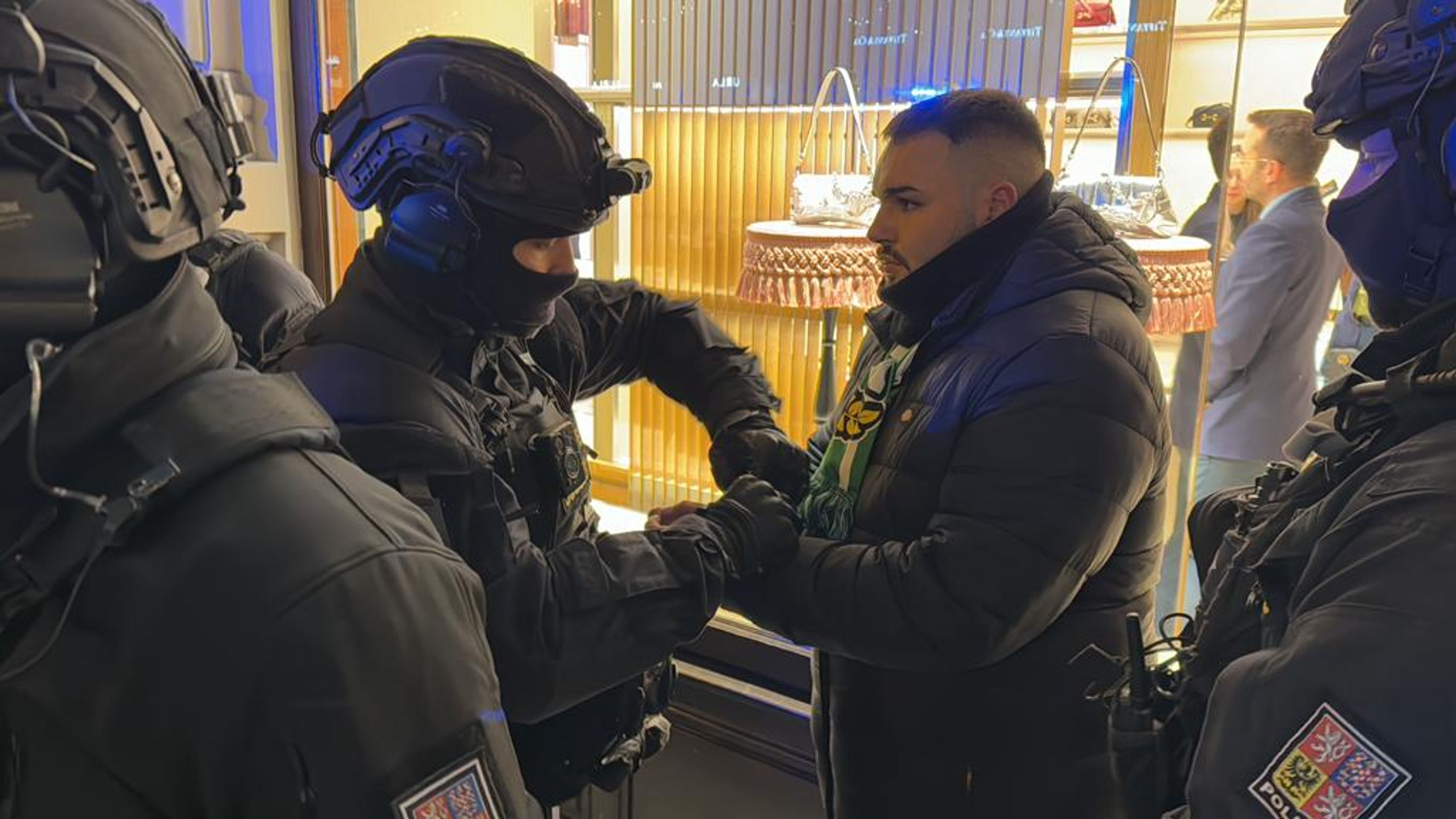 Zadržení agresivních fanoušků (16) - Zadržení agresivních fanoušků (12/19)