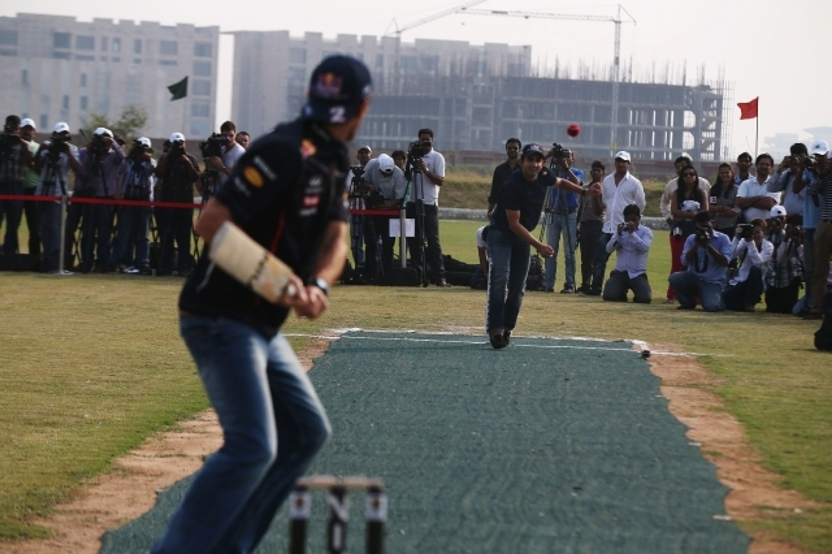 Mark Webber hraje kriket - 5 - GALERIE: Pilot F1 Webber hraje kriket (2/10)