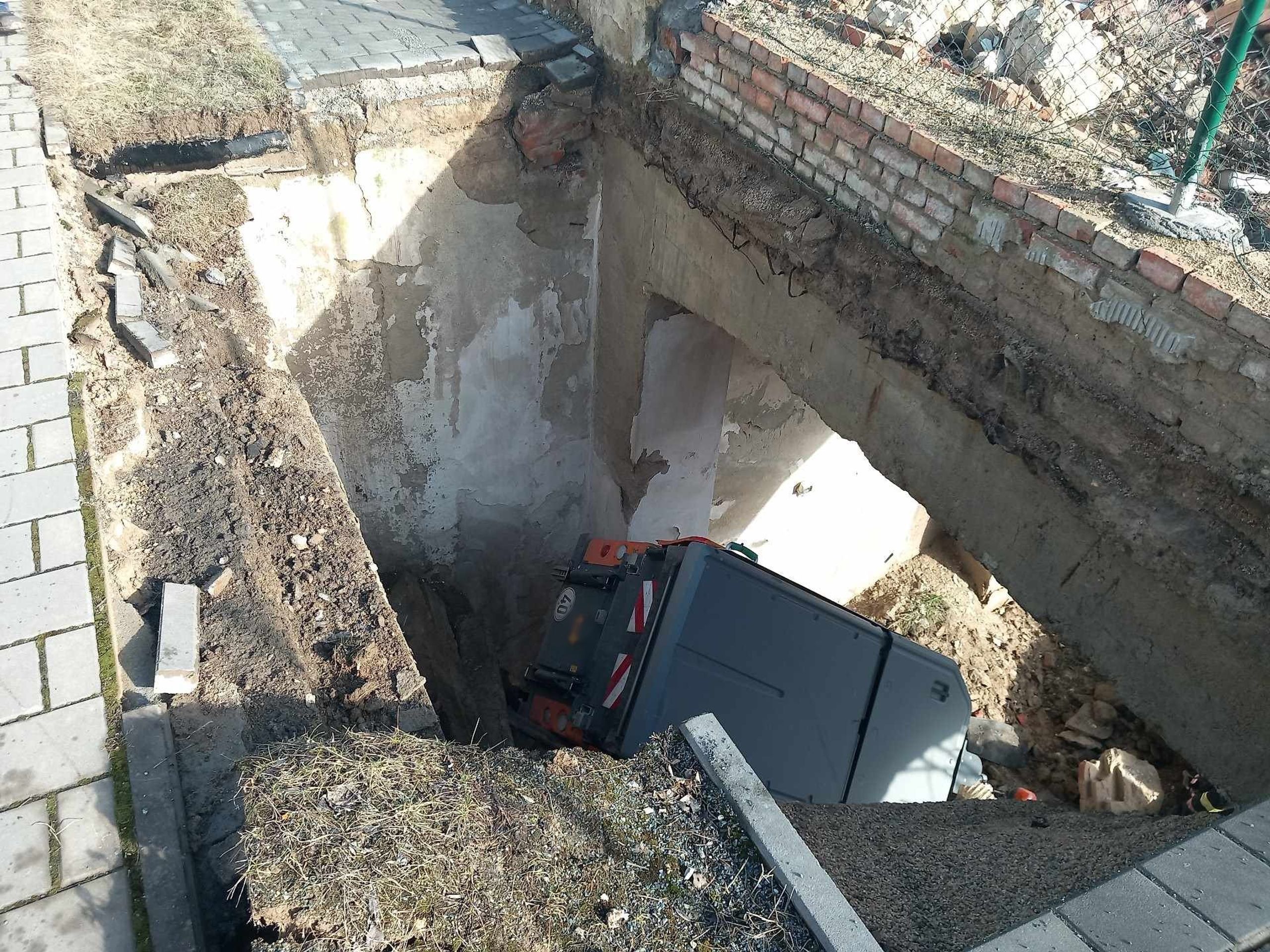 Vyprošťování zametacího vozu v Brně - Vyprošťování zametacího vozu v Brně (2/4)