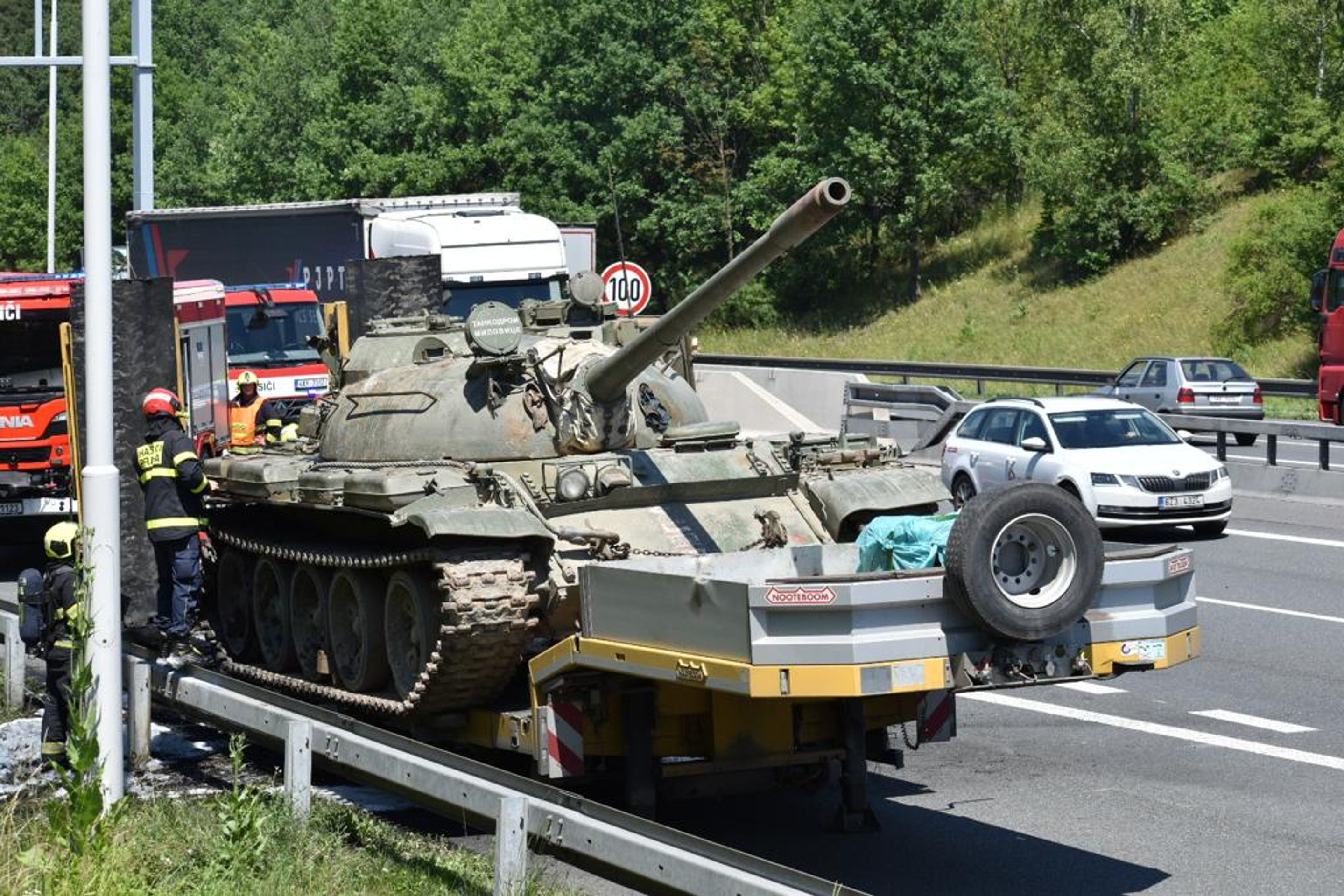Tank na Pražském okruhu - Na Pražském okruhu hořel náklaďák (1/3)