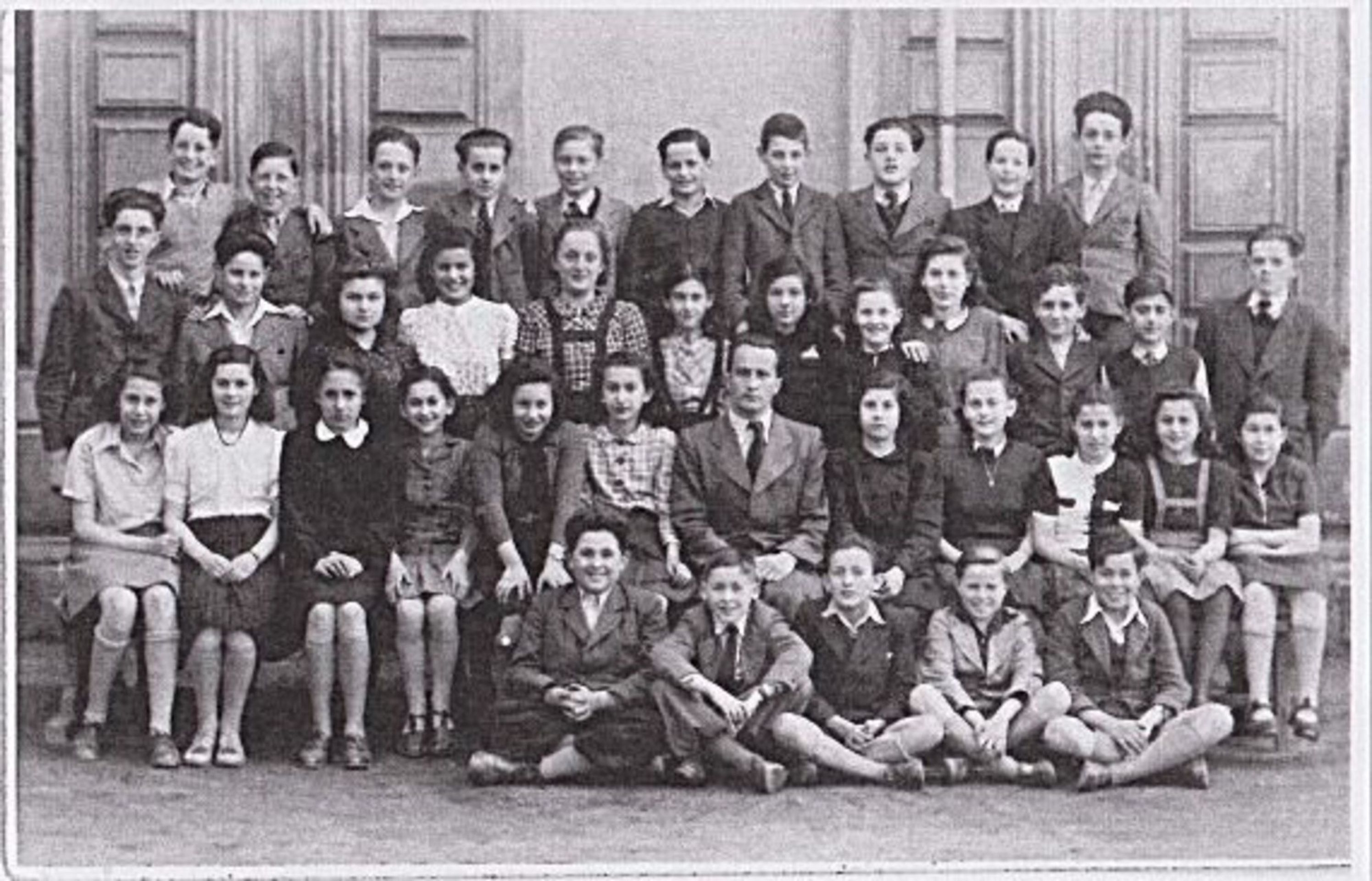 Školní fotografie 1940-1941. Karel Ellinger čtvrtý zleva v poslední řadě - Karel Ellinger (2/5)