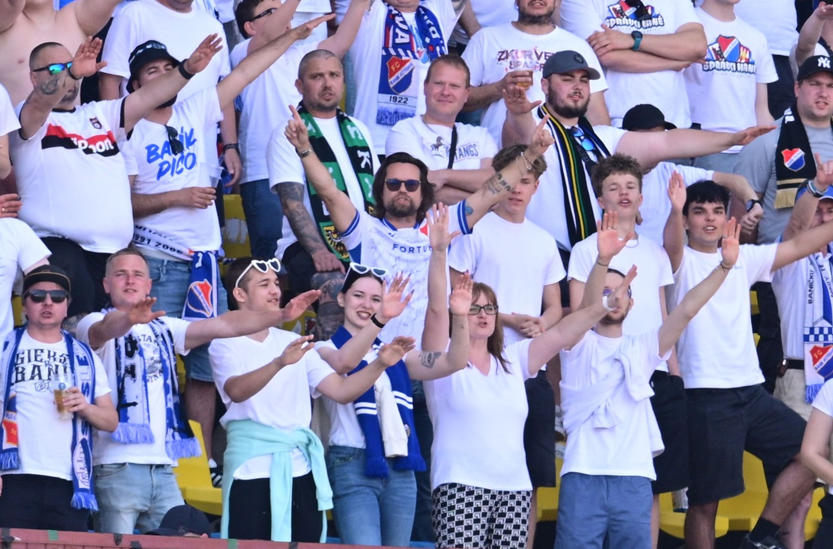 Richard Krajčo v kotli Baníku - Baníku na Julisce fandili i Milan Baroš a Richard Krajčo (4/5)