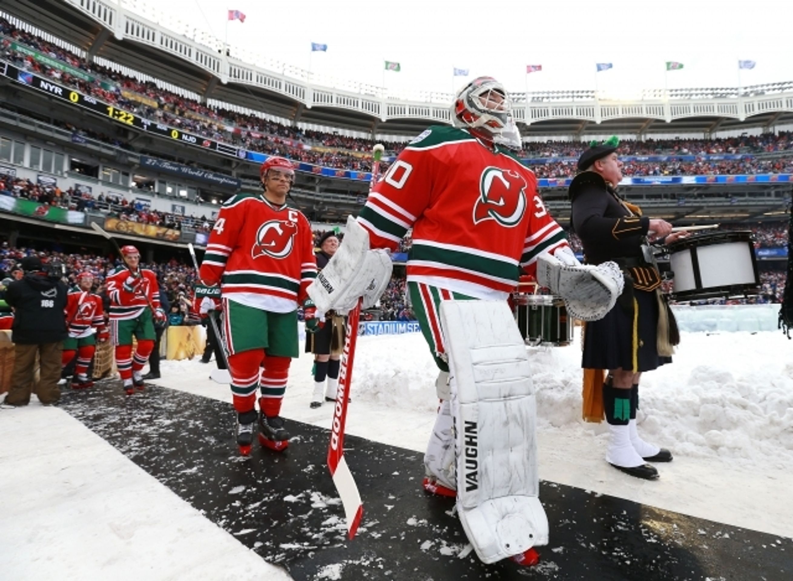 NHL na Yankee Stadium: Devils vs. Rangers - 7 - GALERIE: NHL na stadionu Yankees: Devils - Rangers (8/22)