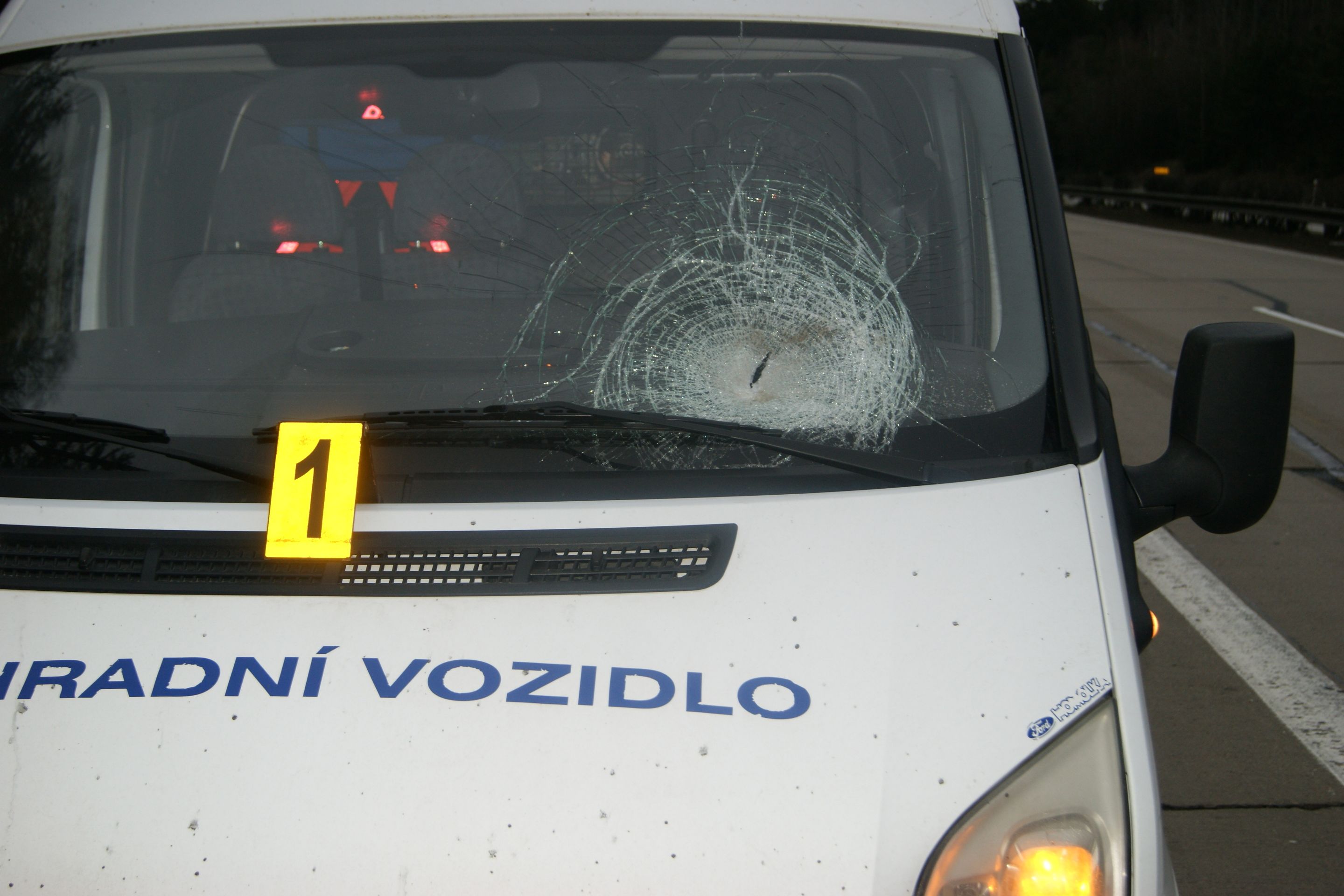 Na auto jedoucí po D1 někdo hodil kámen - 4 - GALERIE: Na auto jedoucí po D1 někdo hodil kámen (4/4)