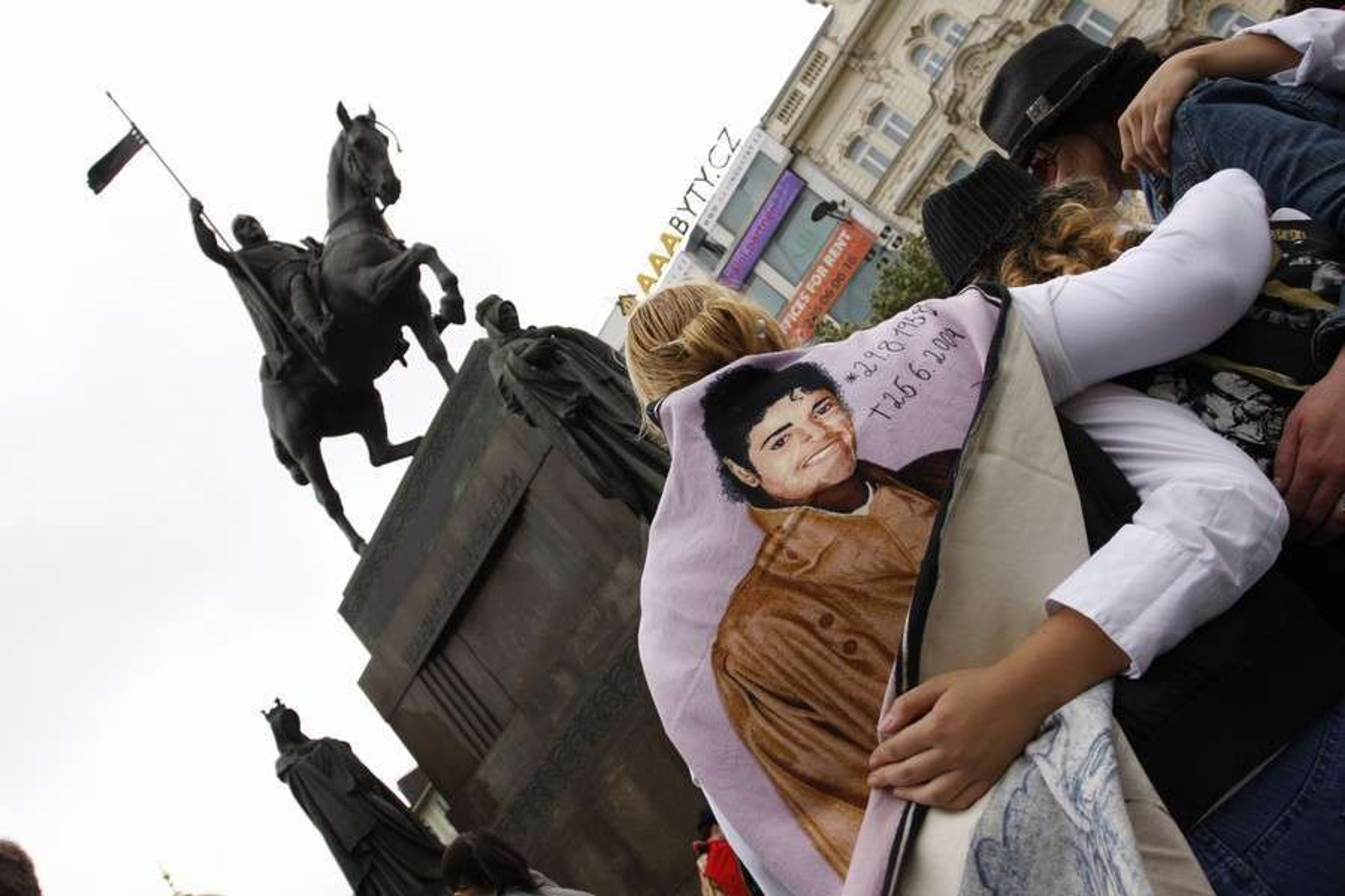 Jacksonovi fanoušci na Václavském náměstí - Fotogalerie: Jacksonovi fanoušci na Václavském náměstí (1/6)