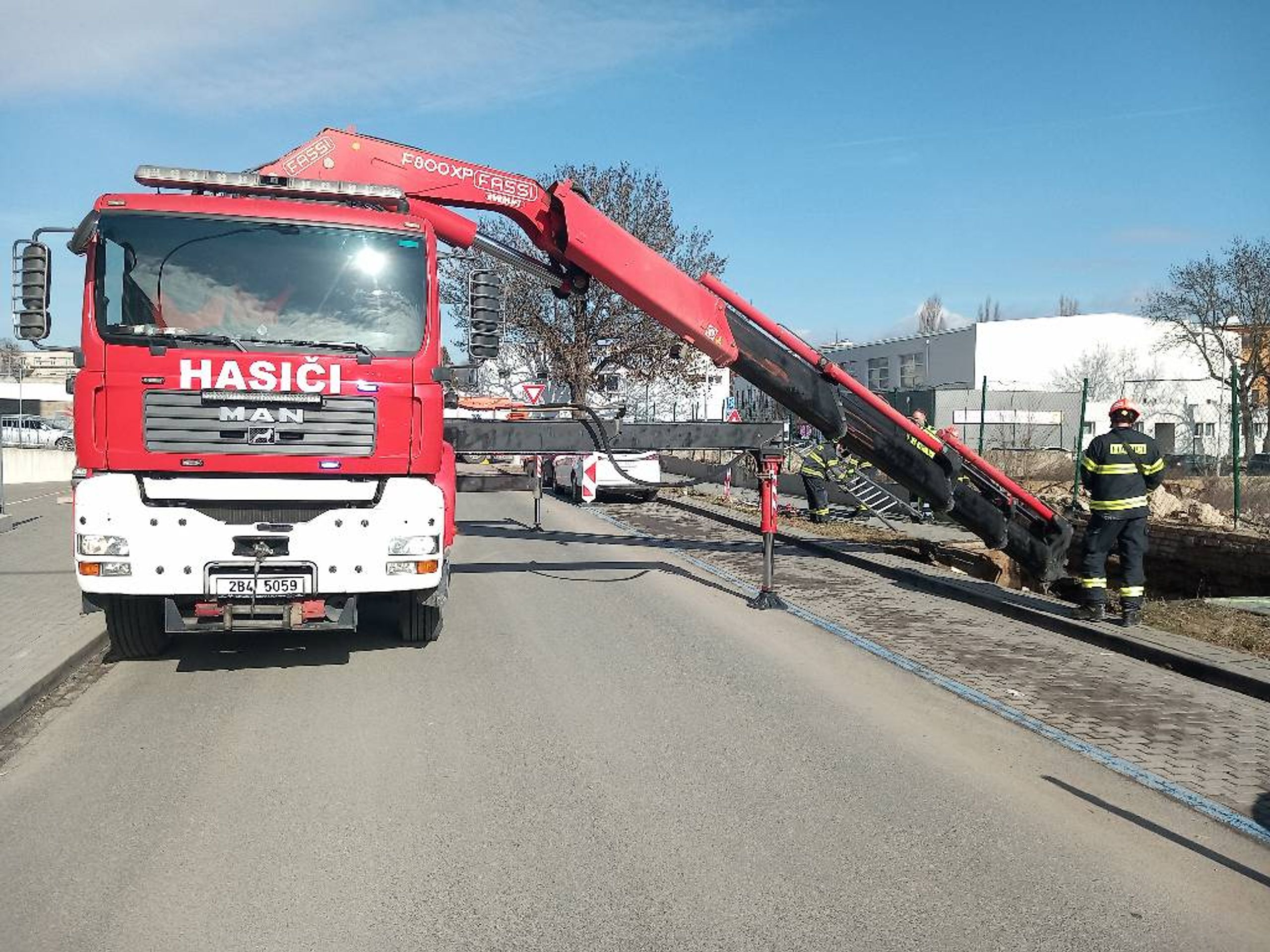 Vyprošťování zametacího vozu v Brně - Vyprošťování zametacího vozu v Brně (3/4)