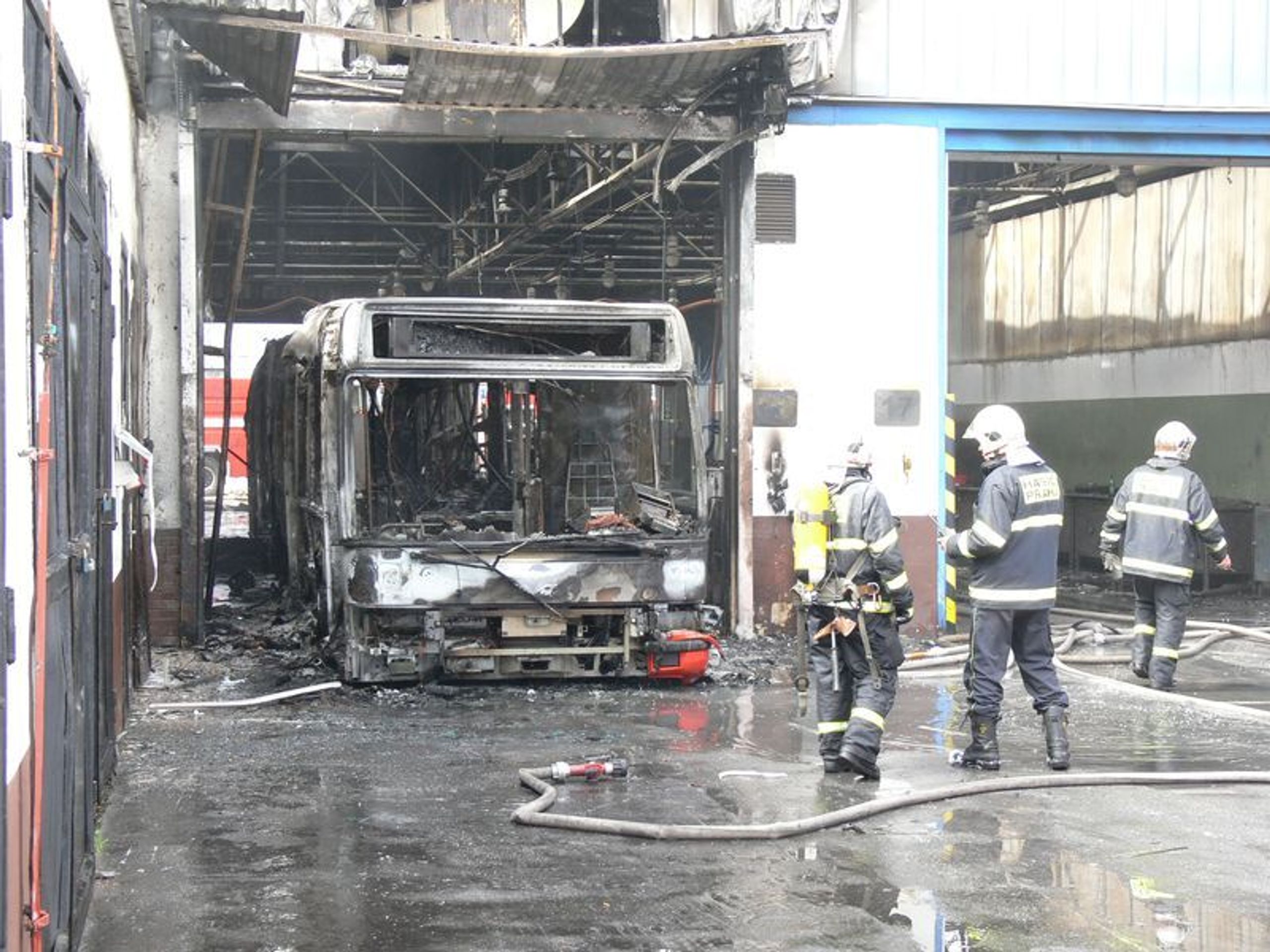 Shořelý autobus dopravního podniku - Fotogalerie - shořelý autobus DPP (6/6)