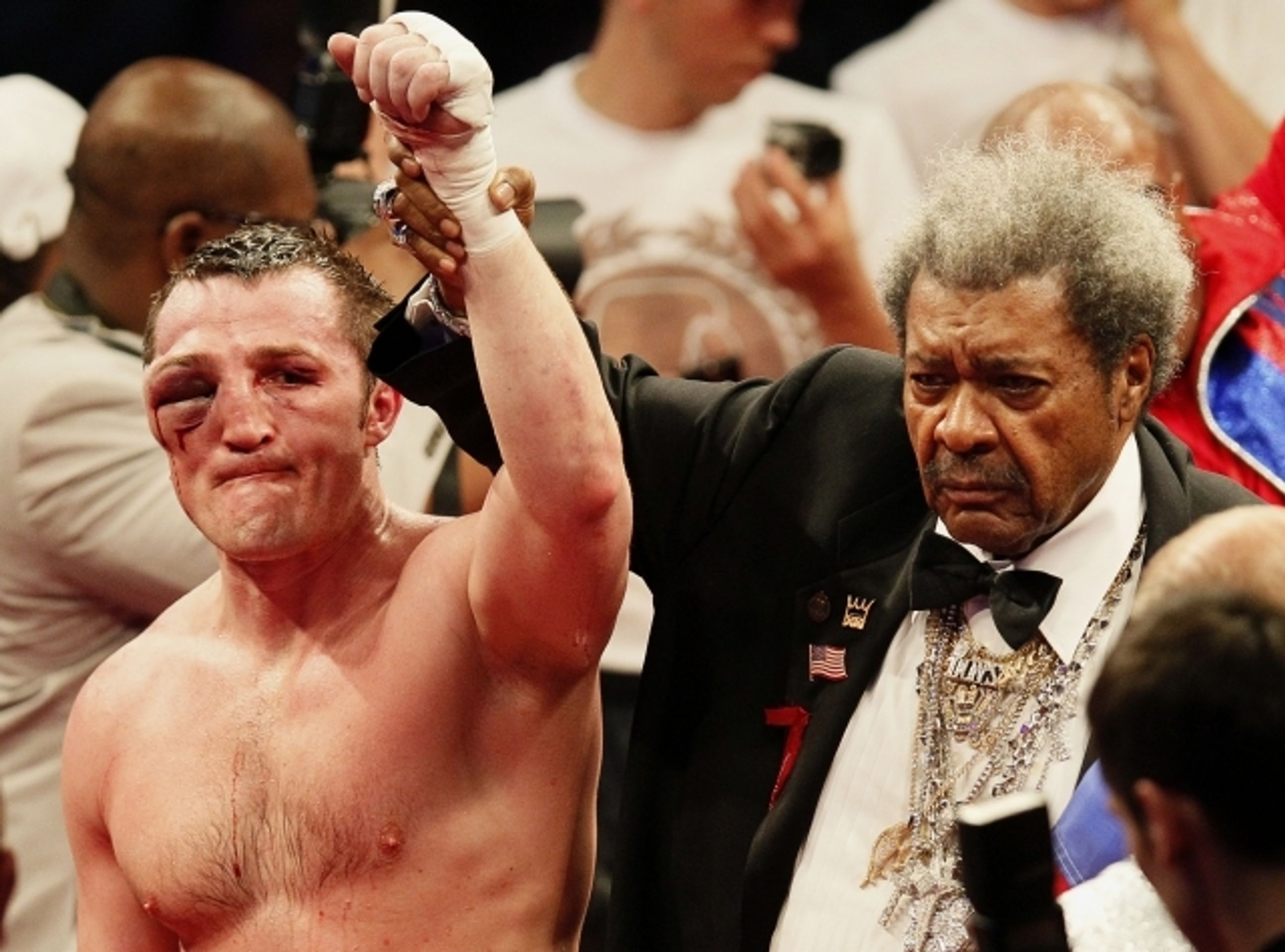 Lebeděv - Jones. Boxerská řež - 8 - GALERIE: Krvavá řež v ringu. Outsider udělal šampionovi z obličeje fašírku (4/11)