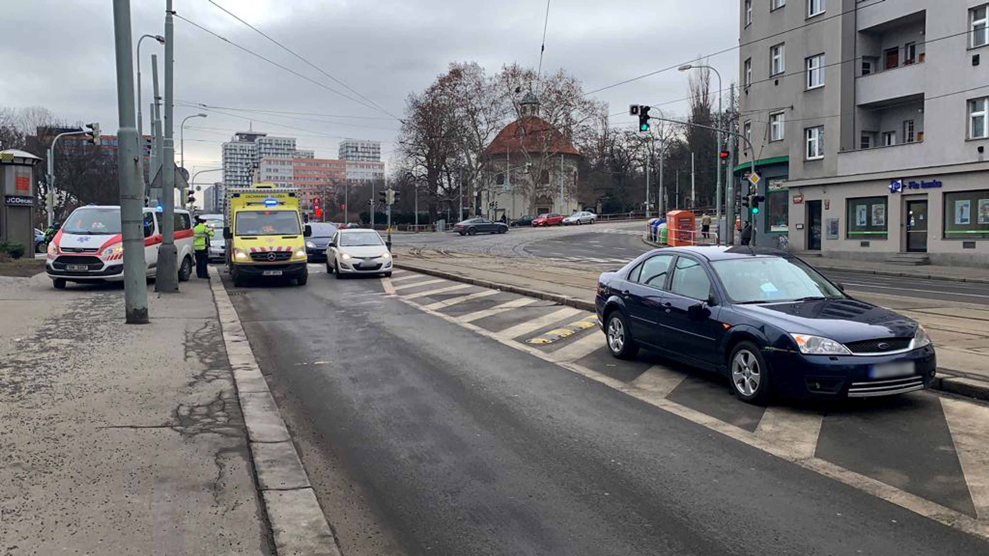 Vážná nehoda v Praze před hotelem Olšanka - 5 - GALERIE: GALERIE: Vážná nehoda v Praze (3/5)