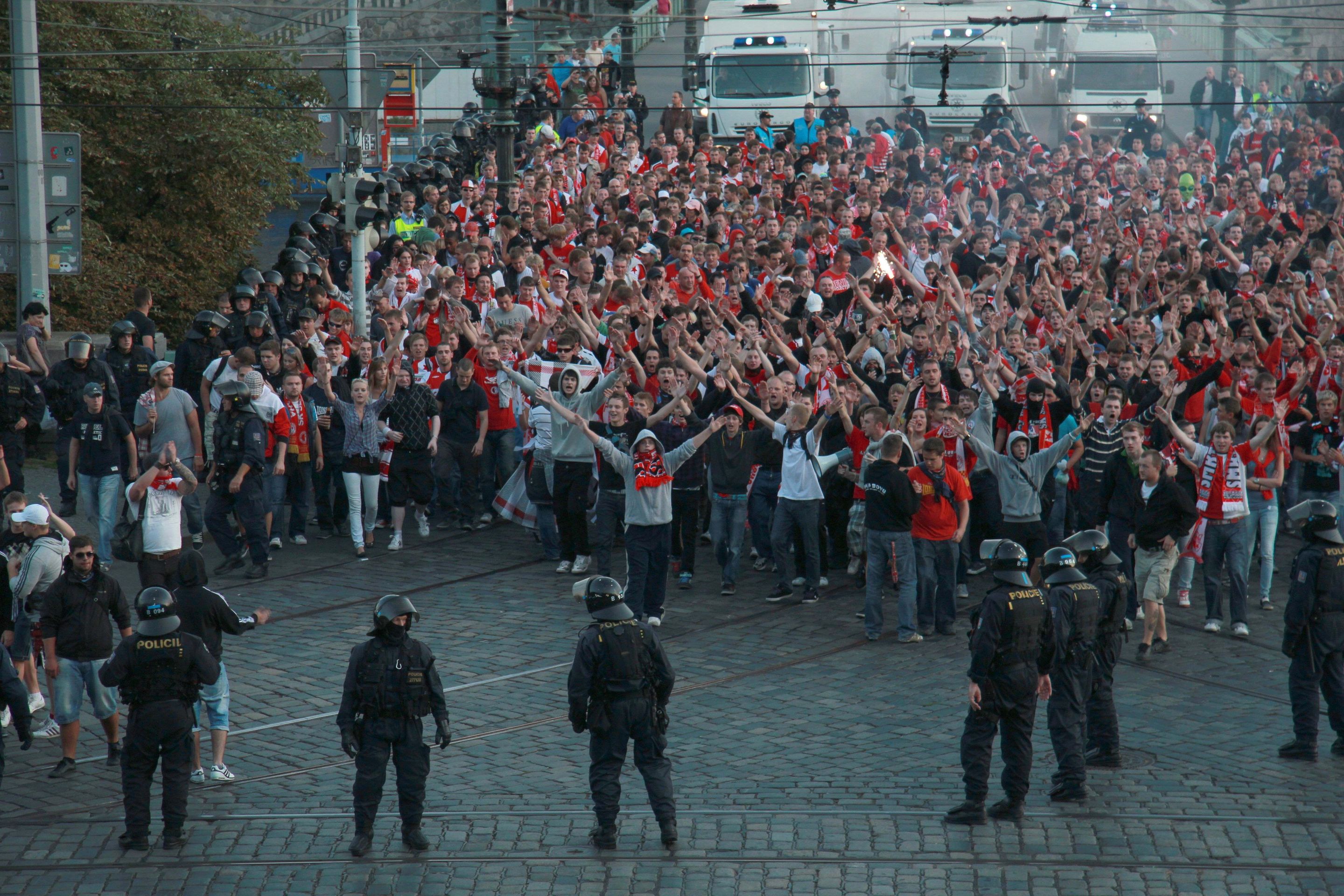 Derby pražských S - policie a fanoušci - 5 - GALERIE: Derby Sparta-Slavia (11/15)