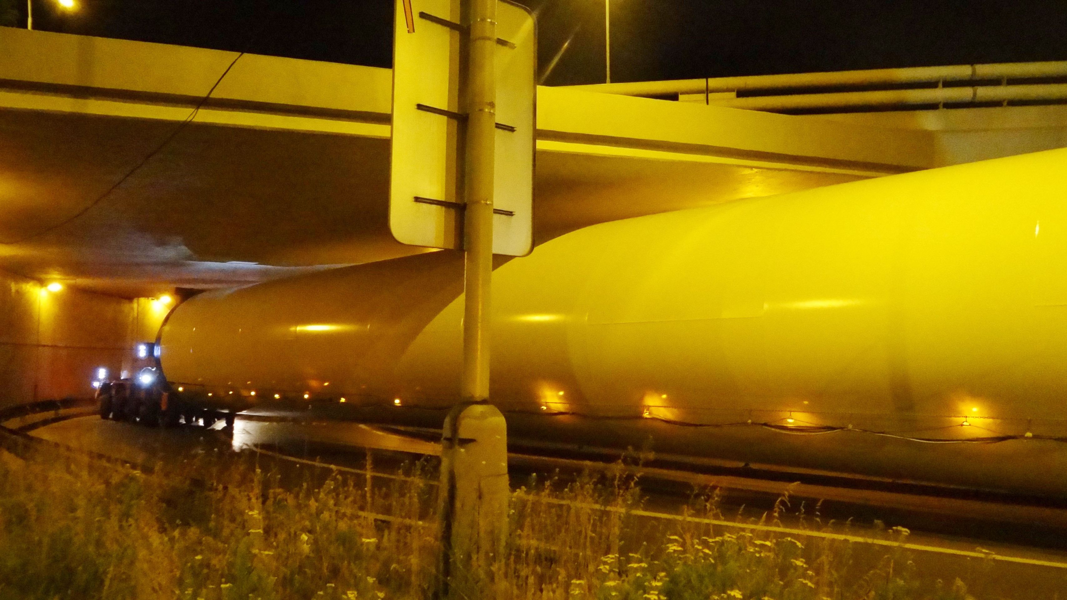 Průjezd pod mostem byl vypočítaný na centimetry, s překážkou nikdo nepočítal - GALERIE: Uvízlý truck pod Barrandovským mostem (1/5)