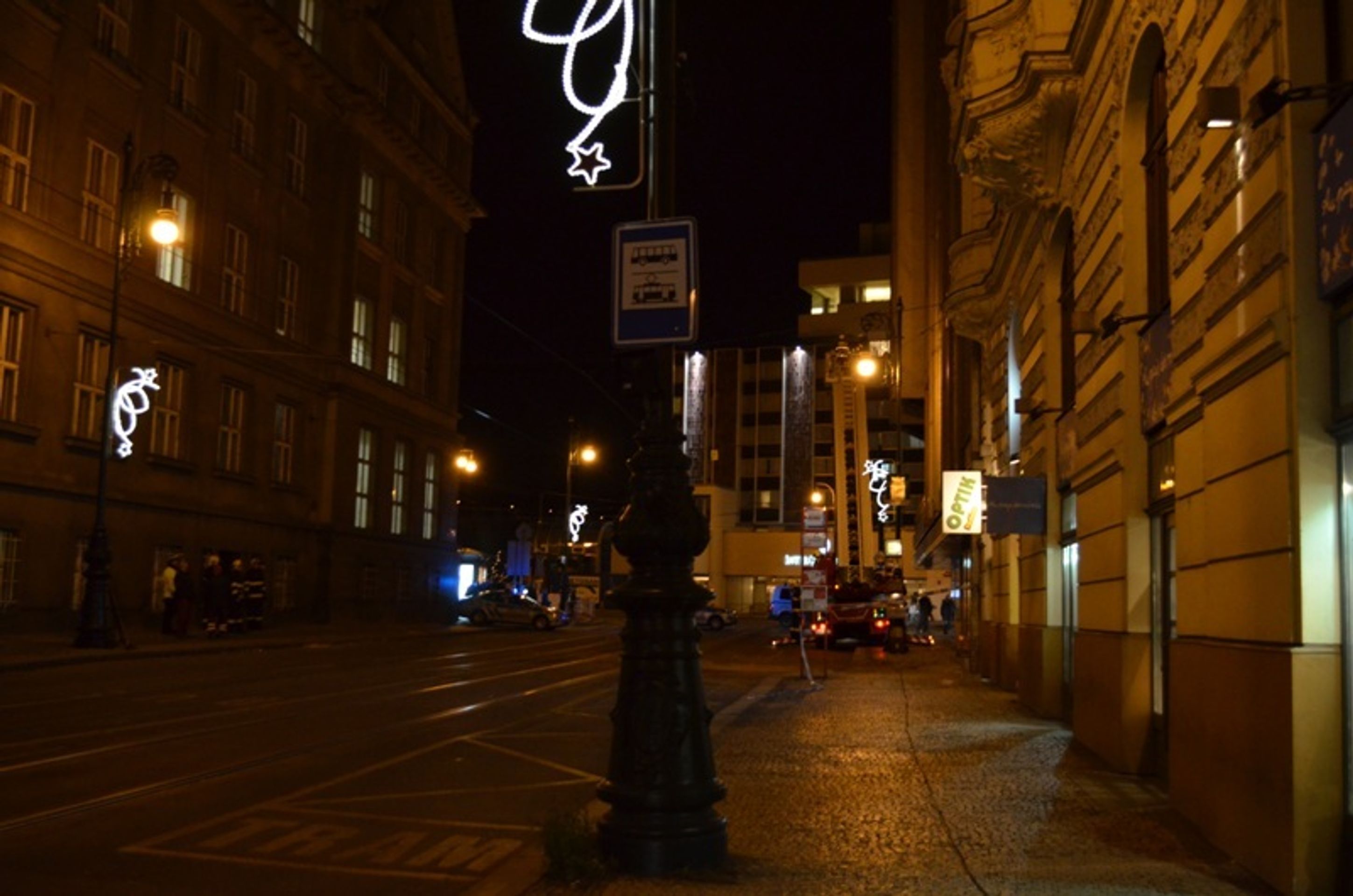 Spadlá omítka v Praze - 3 - GALERIE: Spadlá omítka v centru Prahy v ulici 17. listopadu (2/4)