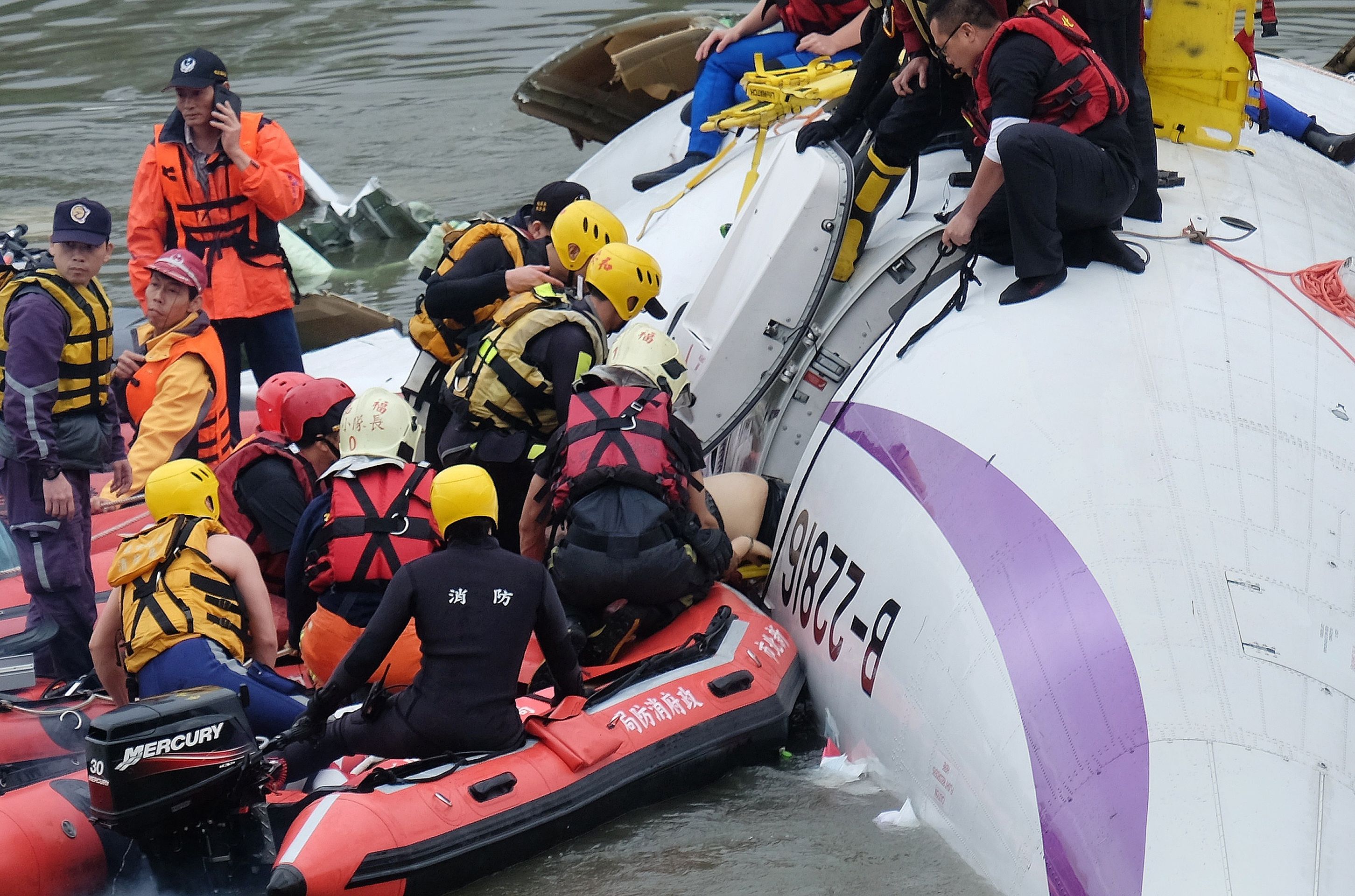 Záchrana pasažérů zříceného letadla na Taiwanu - 4 - FOTOGALERIE: Pád letadla společnosti TransAsia na Taiwanu (4/7)