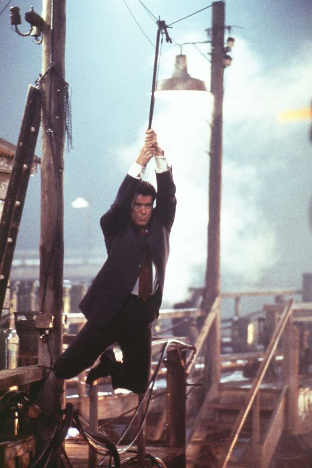 James Bond - Jeden svet nestaci_06 - Pierce Brosnan (8/11)
