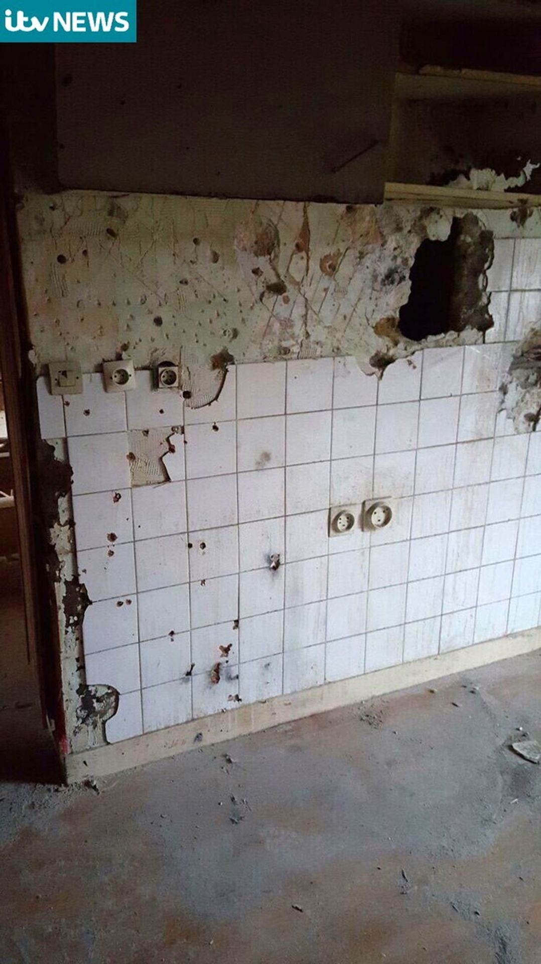 V tomto bytě se schovávali teroristi, policie v něm vystřílela tisíce střel - 1 - GALERIE: V tomto bytě se schovávali teroristi, policie v něm vystřílela tisíce střel (1/5)