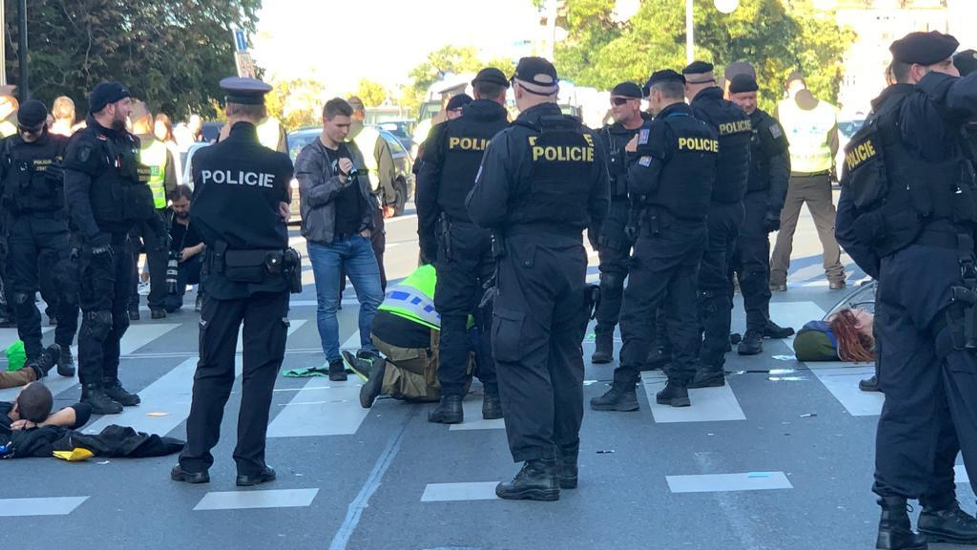 Demonstranti se k magistrále přilepili lepidlem - 3 - GALERIE: Demonstrace na magistrále v Praze (15/17)