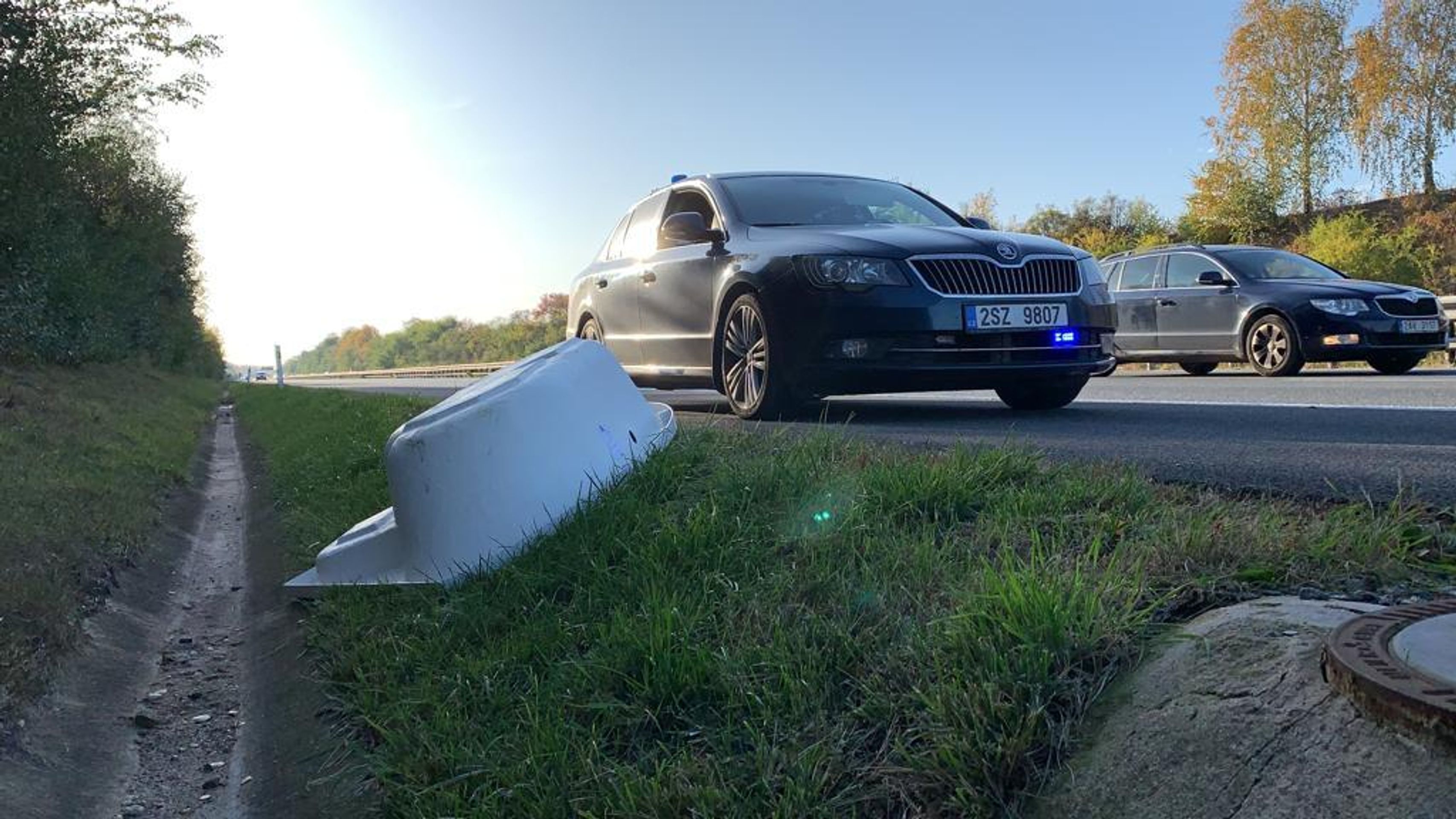 Vana na dálnici D11 - 3 - GALERIE: Podél dálnice táhl vanu (8/10)