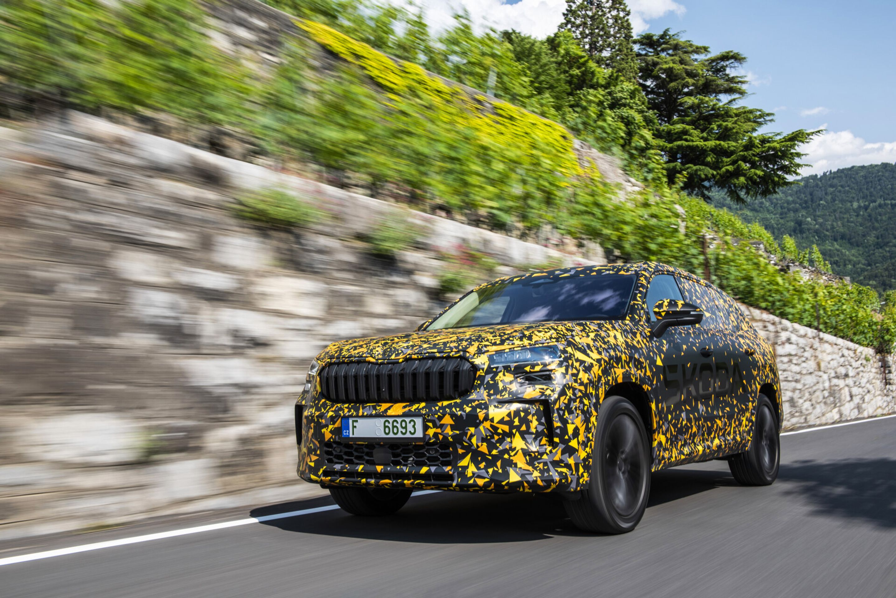 Druhá generace Škody Kodiaq pod maskováním - Druhá generace Škody Kodiaq na skicách a pod maskováním (8/17)