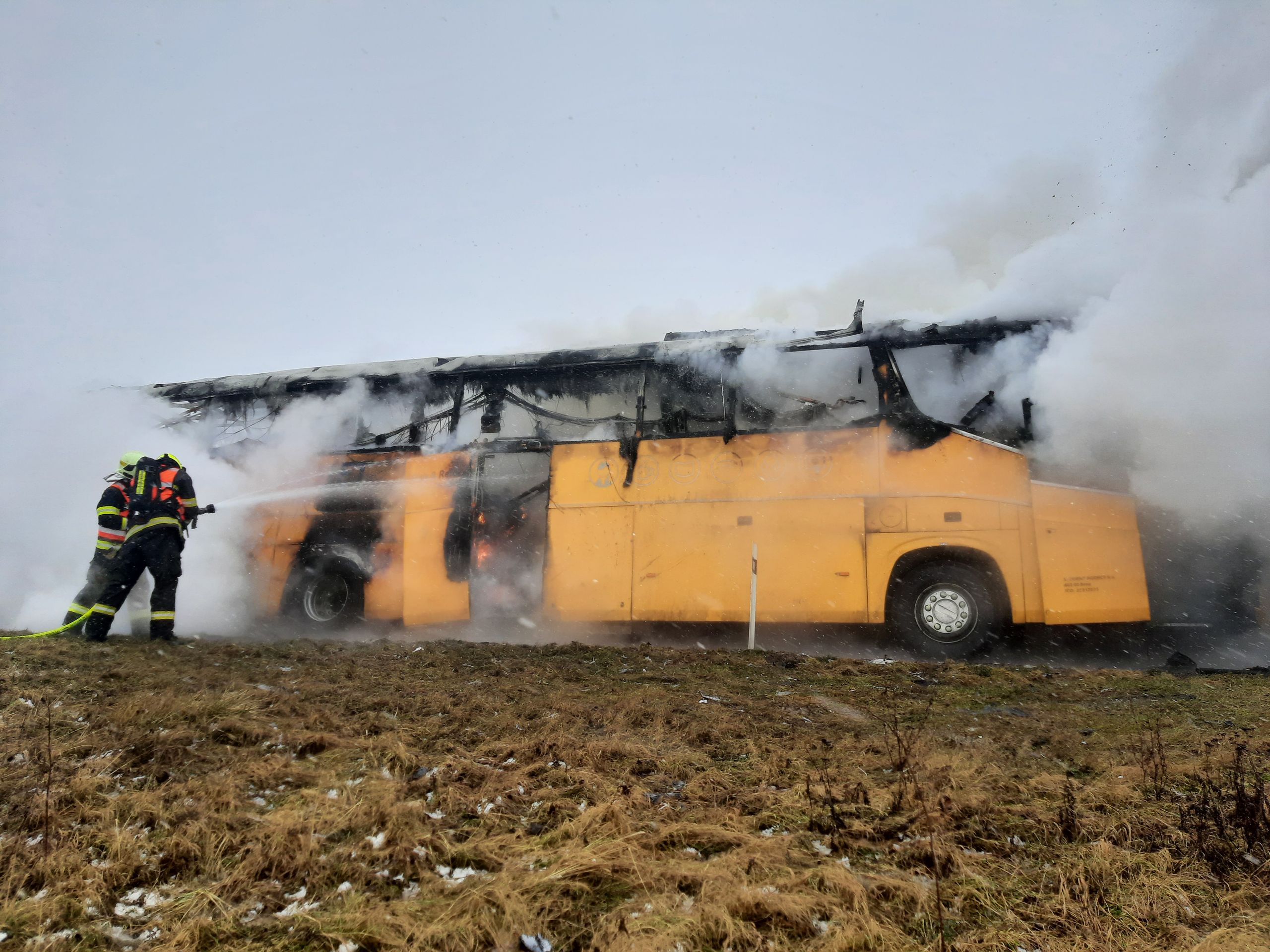 Požár autobusu na dálnici D46 - Požár autobusu na dálnici D46 (7/12)